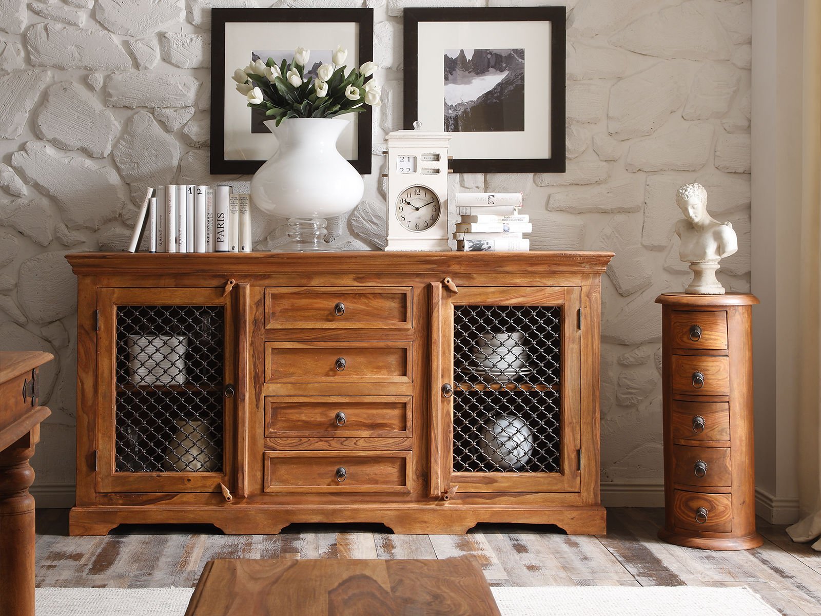 Merlin Sideboard 160 cm aus Massivholz, naturfarbene Oberfläche, modernes minimalistisches Wohnzimmer-Ambiente mit dezenter Dekoration