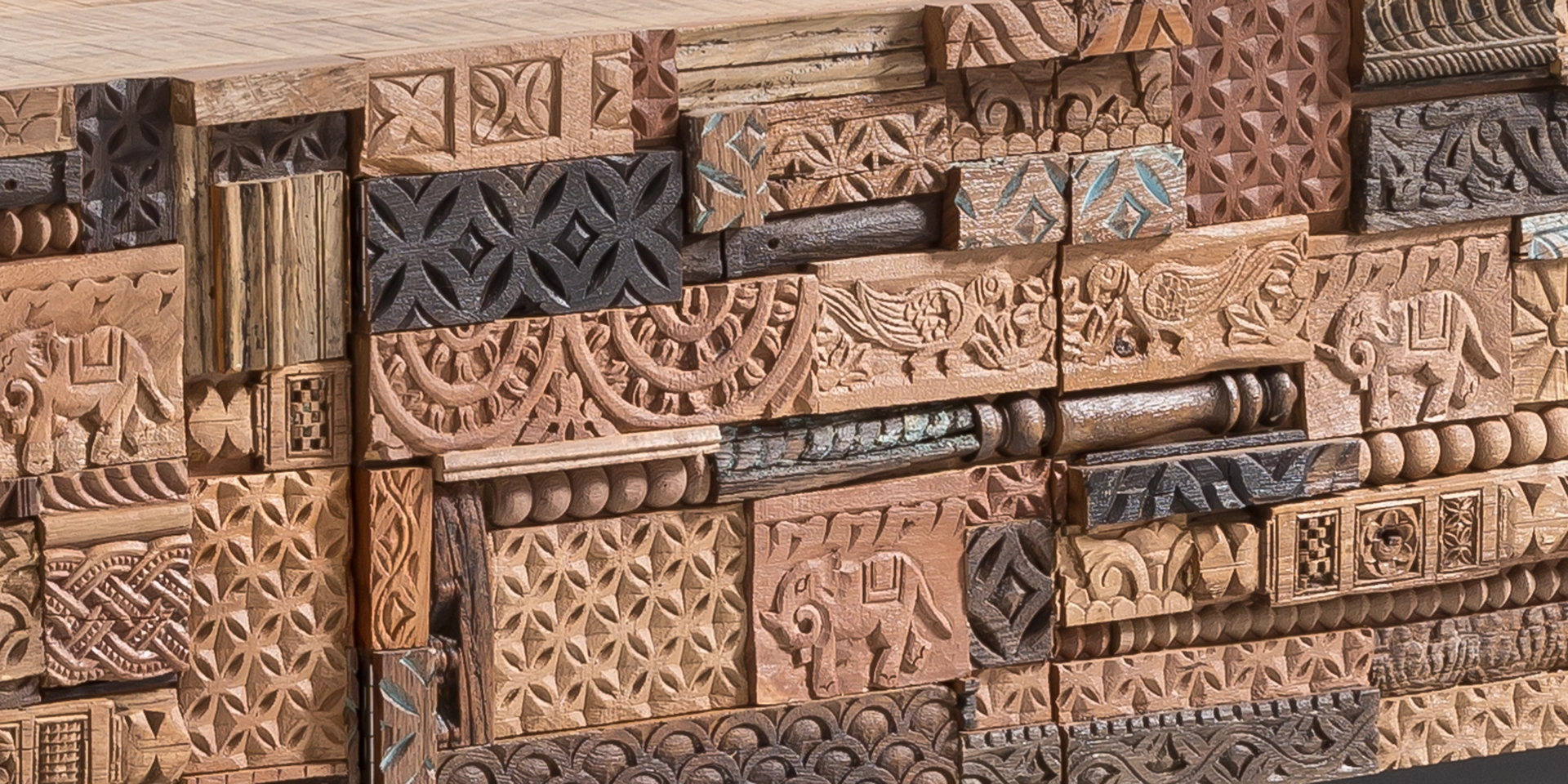 Detailaufnahme der Holzmaserung und Kante des Greenland‑Möbelstücks; warme, naturfarbene Massivholzoberfläche mit sichtbarer Struktur und geöltem Finish