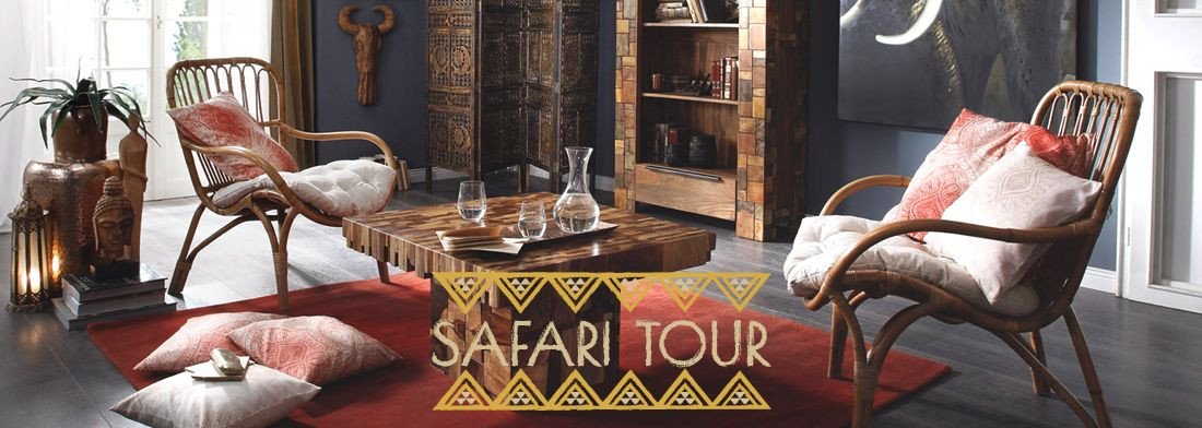 „Safari Tour“ Wohnstil-Banner: Safari-inspiriertes Interieur mit warmen Erdtönen, Rattan- und Ledermöbeln, üppigen Pflanzen und entspannter Atmosphäre