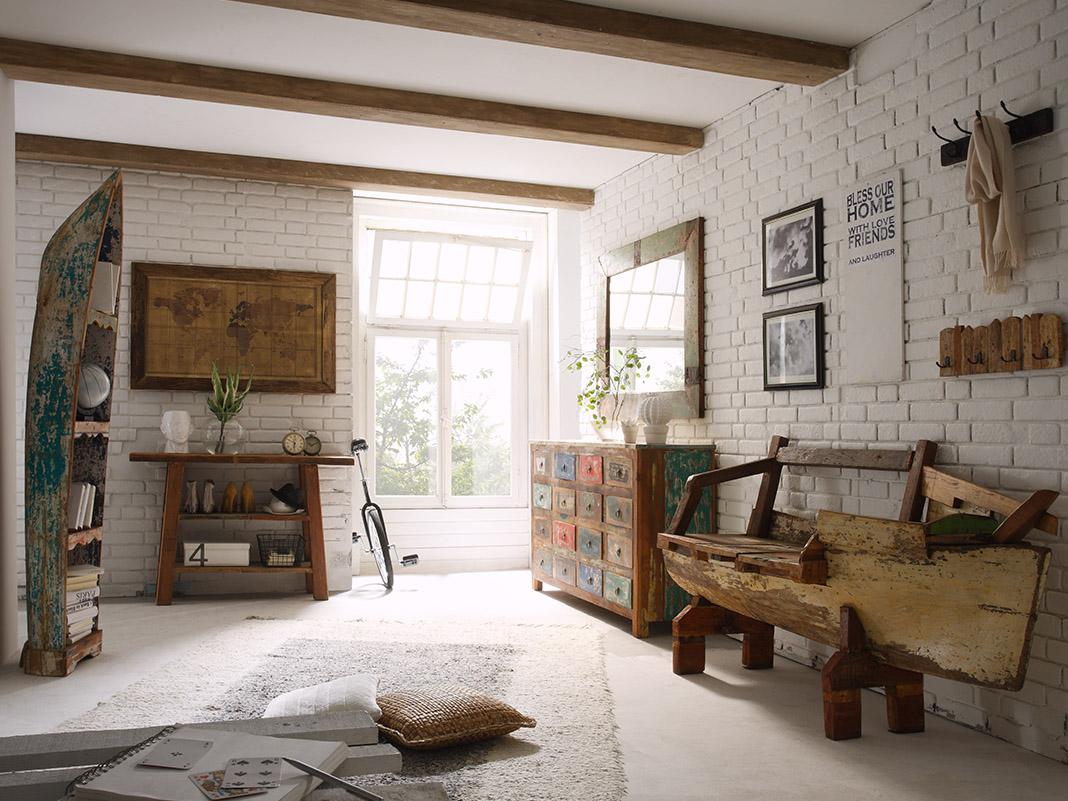 Rustikales Altholz-Sideboard im Bootsstil mit verwitterter Oberfläche und maritimem Flair, warmes Holz, stabile Verarbeitung
