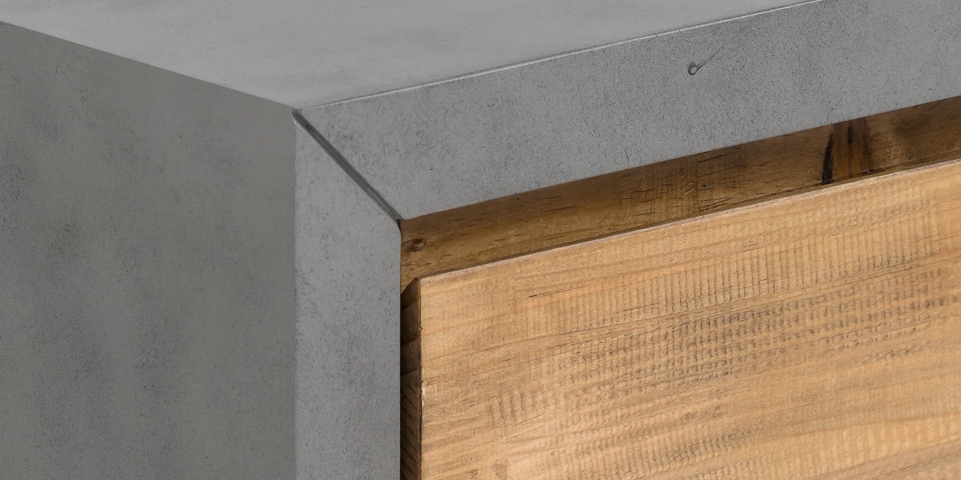 Burnham Detailaufnahme: Nahaufnahme der Holzmaserung und Kante eines Massivholztisches in warmer Naturholzoptik, feine Textur sichtbar