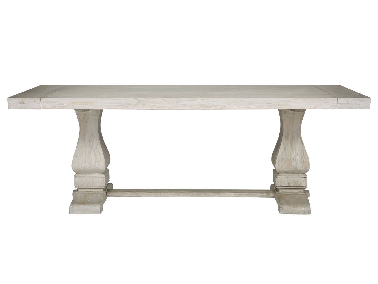 Aufbau eines massiven Klostertischs aus Holz: Hand befestigt Tischbein an Platte, Schrauben und Werkzeug auf heller Arbeitsfläche, warme Holztöne