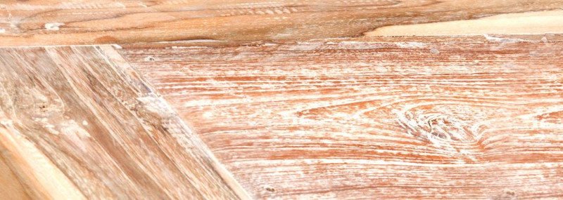 Gekalkte Holzoberfläche mit weißer, leicht abgewetzter Optik, sichtbarer Maserung und Fugen – helle rustikale Plankentextur.