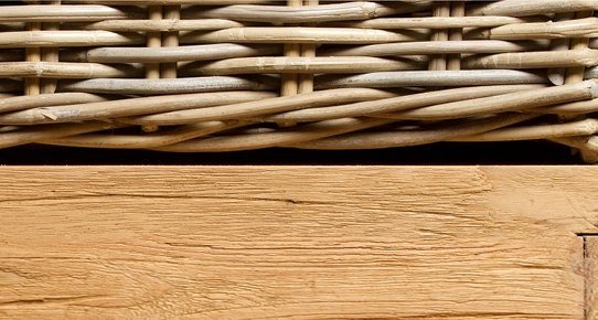 Infografik: Übersicht verschiedener Holzarten mit Holzproben in diversen Farbtönen, Beschriftungen und kurzen Angaben zu Eigenschaften.