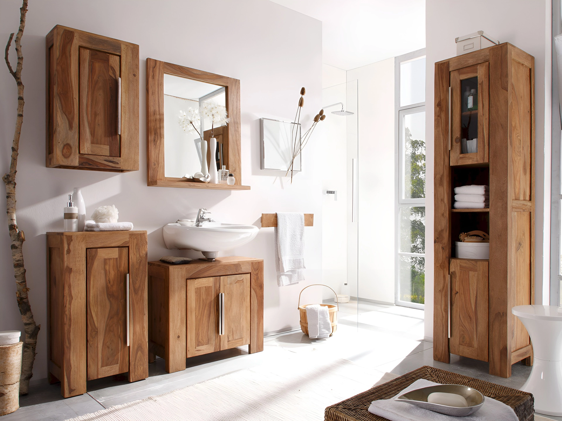 Ambienteaufnahme des Massivholzmöbels „Stark“ mit warmer Holzmaserung, natürlicher Oberfläche, modernes minimalistisches Wohnambiente in hellen Tönen