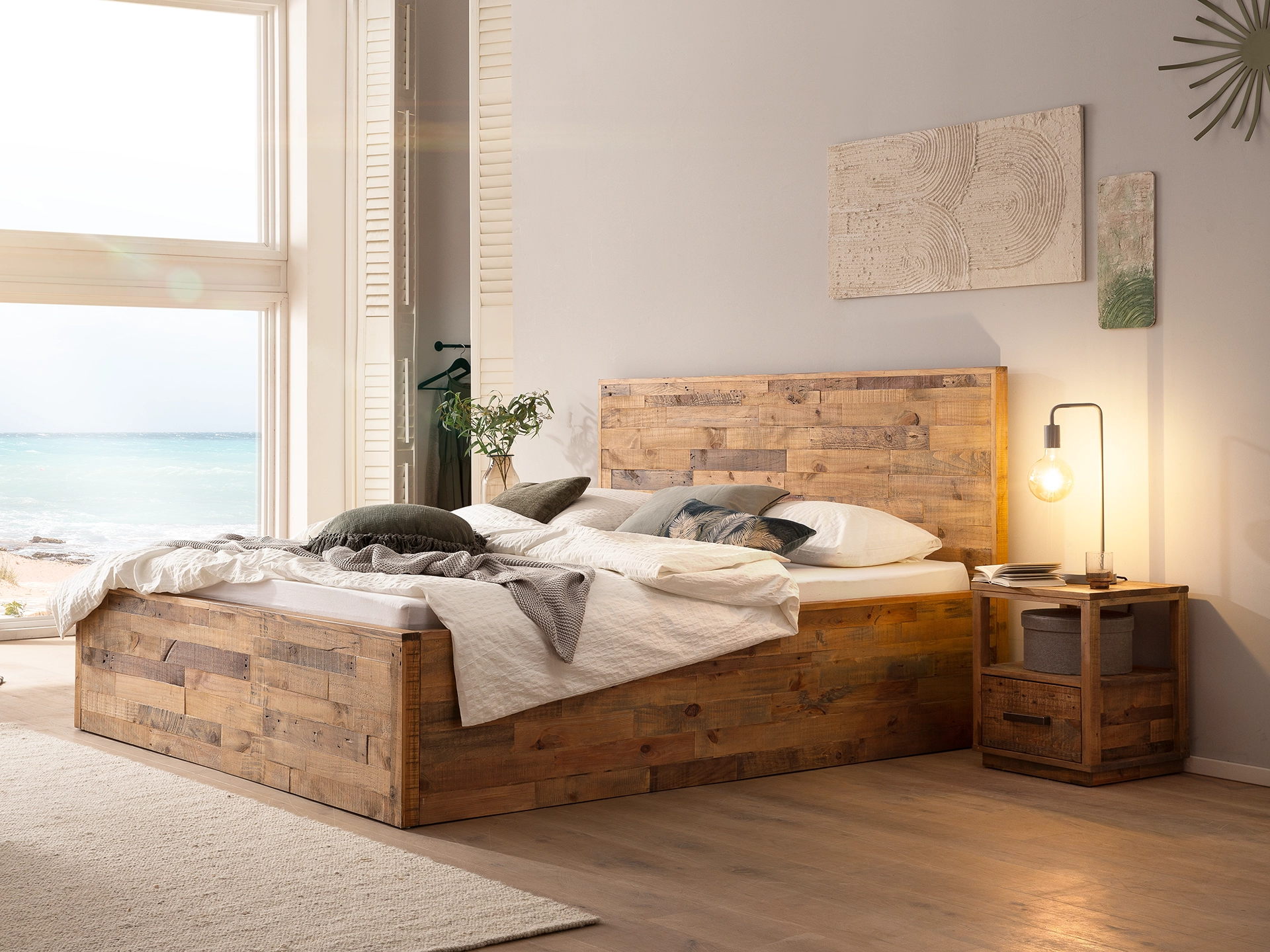 Mayari Stuhl in Wohnambiente, helles Massivholz mit grauem Polstersitz, modernes skandinavisches Design