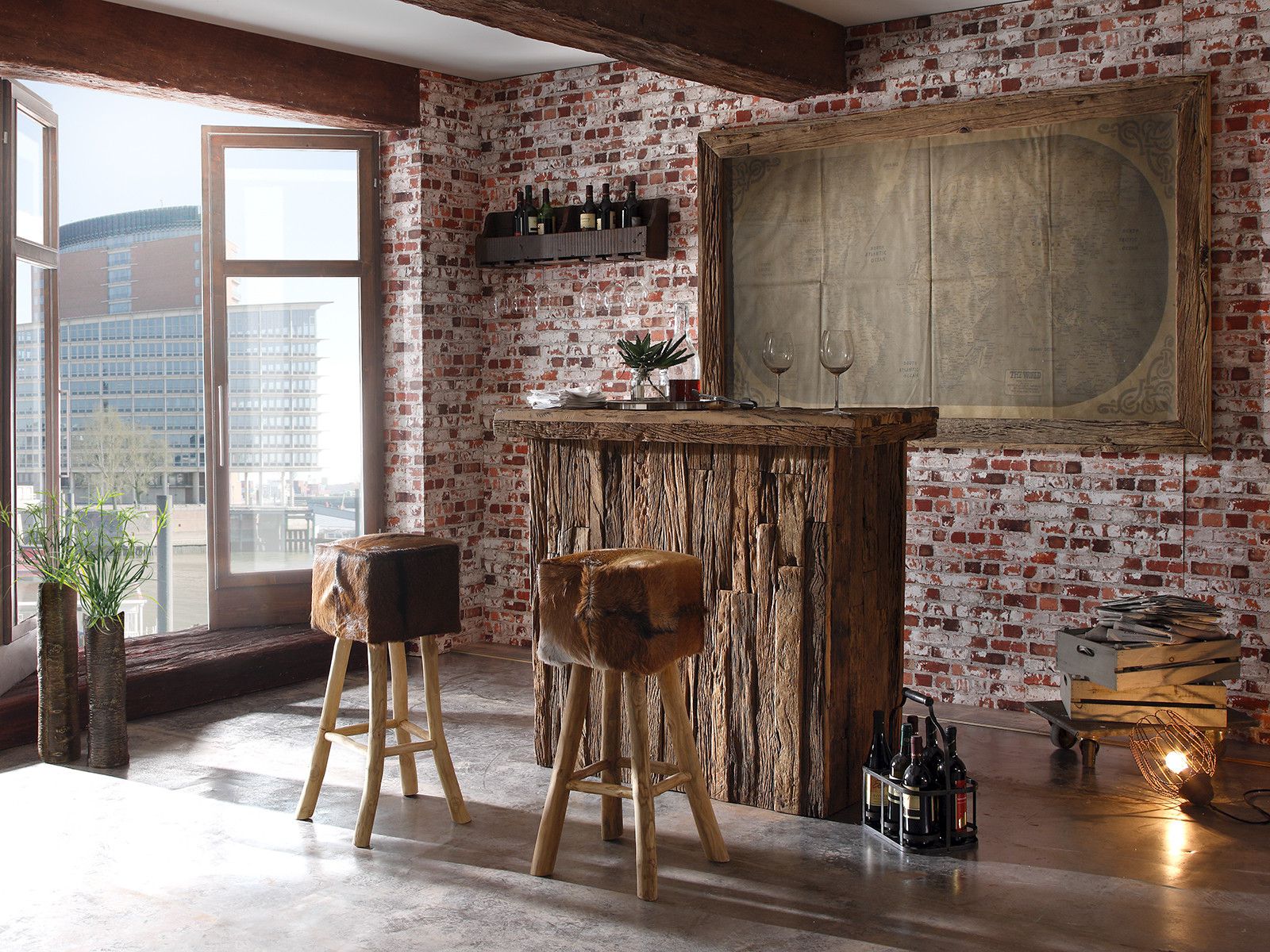 Fellhocker Siberian mit hellem Naturfell auf Holzbeinen, runder Sitzhocker im skandinavisch-rustikalen Stil für Wohnzimmer, gemütlicher Dekor-Akzent