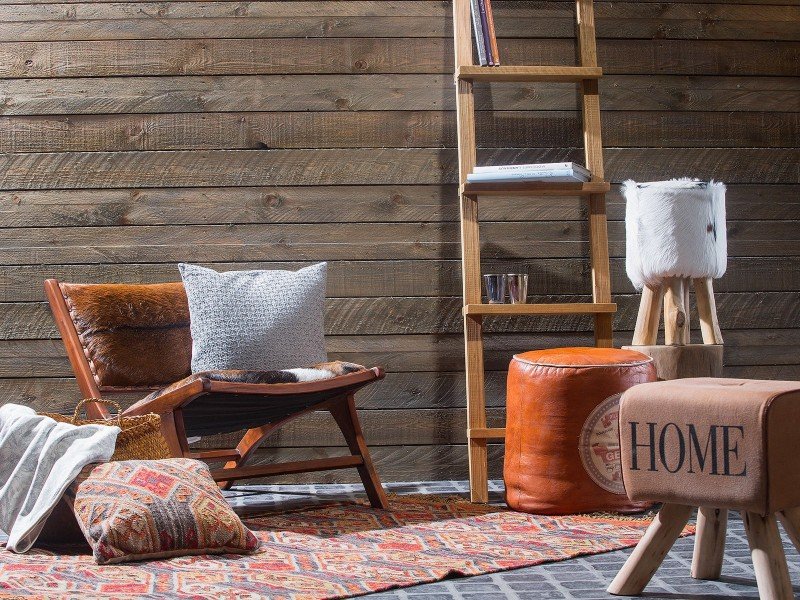 Stuhl Surrey mit weißem Lammfell auf hellem Holzgestell in skandinavischem Ambiente, gemütlich und nordisch-modern