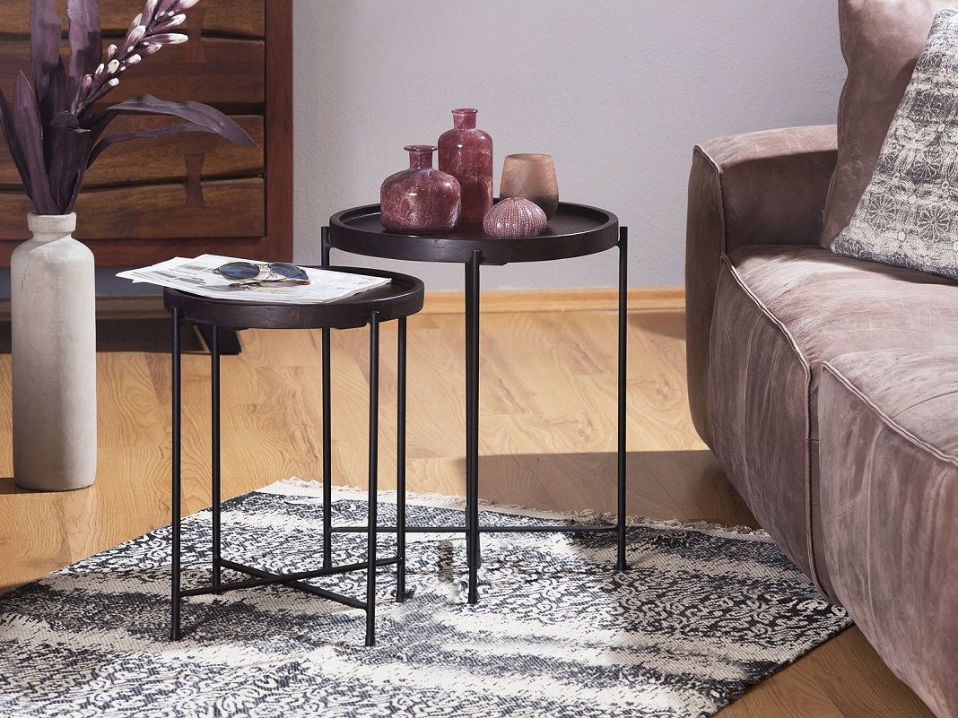 Zwei verschachtelte runde Beistelltische aus Holz im skandinavischen Design mit heller Holzmaserung