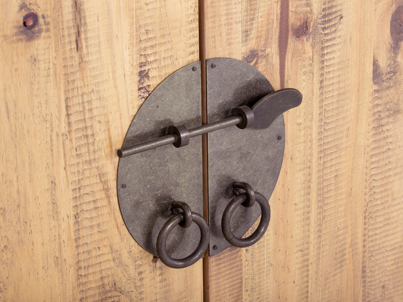 Hochschrank Rangun Detailansicht Front: brauner lackierter Pinienholzschrank mit antikem Metallriegel und runden Ringgriffen