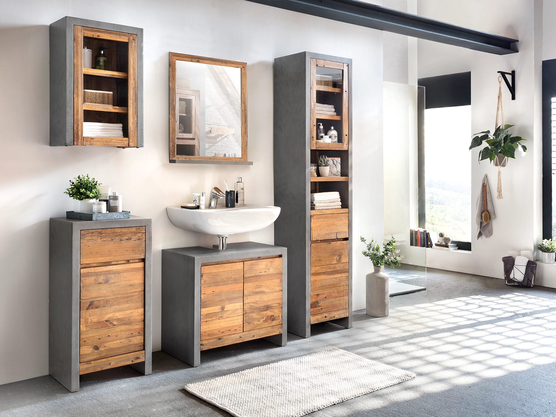 Ambienteaufnahme des Burnham-Produkts: gepolsterter grauer Stoff, sichtbare Holzbeine, modernes skandinavisches Wohnzimmer mit warmer Beleuchtung