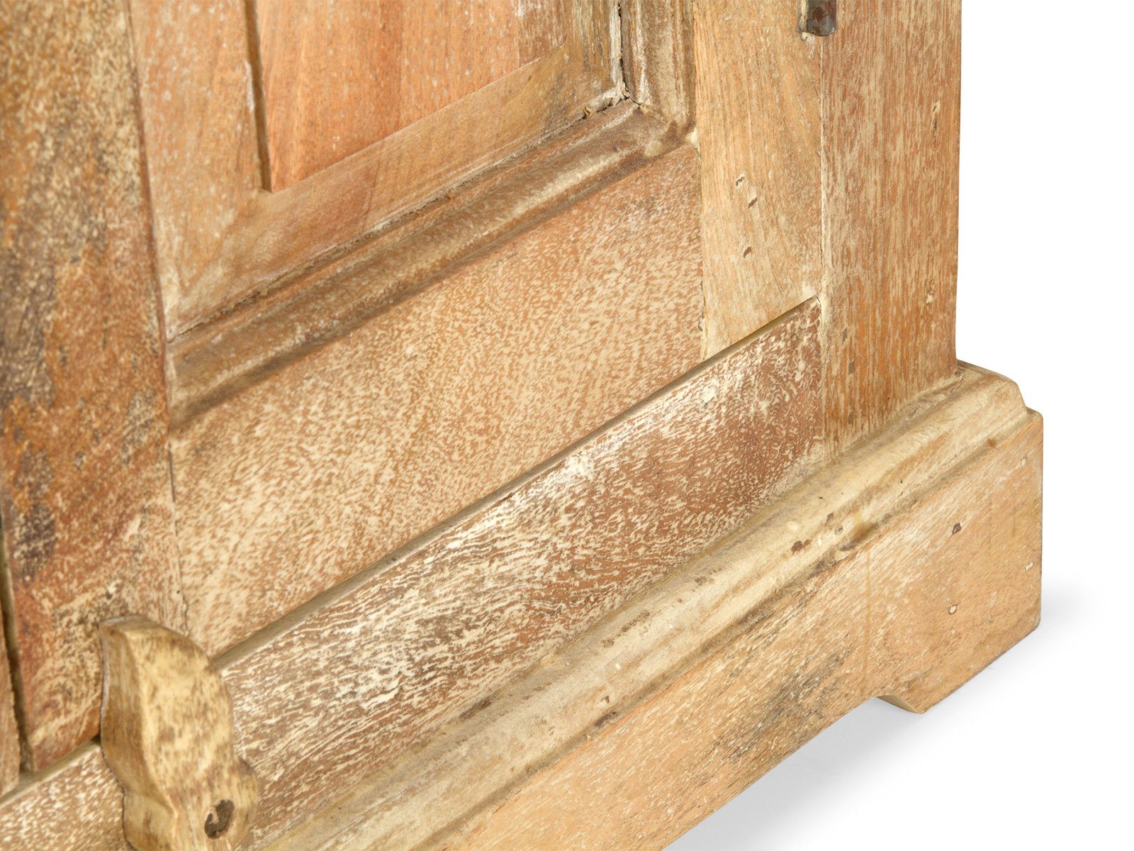 Detailansicht lackierter Mango-Holzoberfläche am Sockel des Schranks Patina (Freisteller)