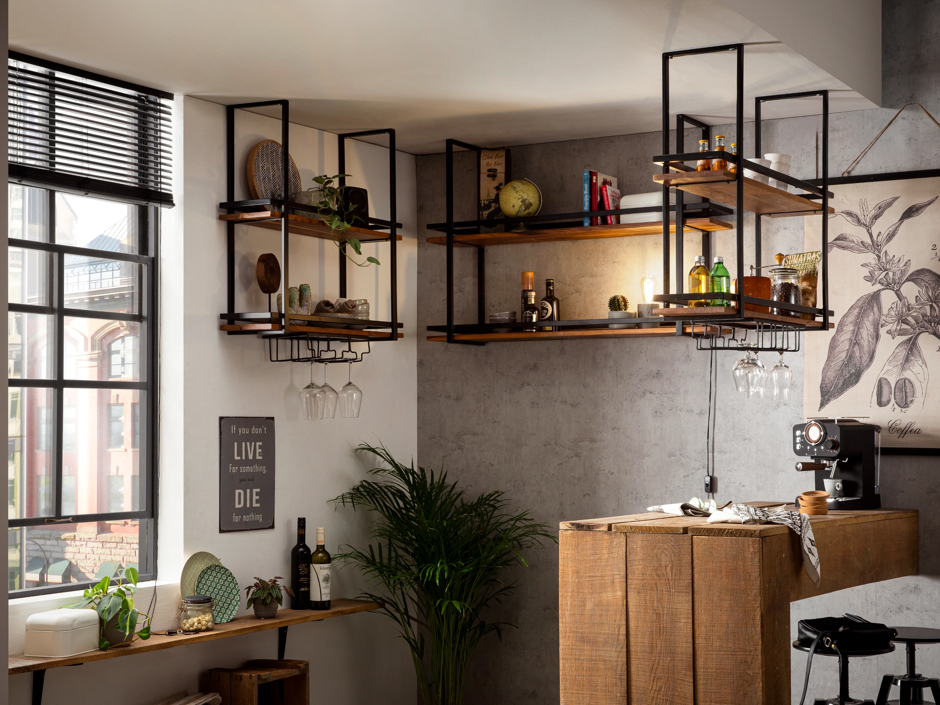 Aro Massivholztisch im Wohnambiente, warm geölte Eiche, minimalistisches skandinavisches Design vor hellem Hintergrund