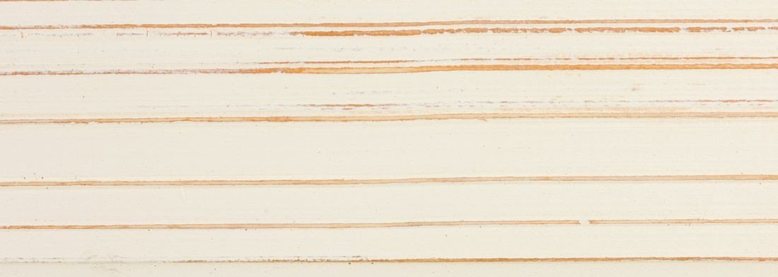 Pinienholz-Geflecht, Nahaufnahme: warmes, dichtes Webmuster aus schmalen Lamellen, sichtbare Holzmaserung, rustikales Handwerk