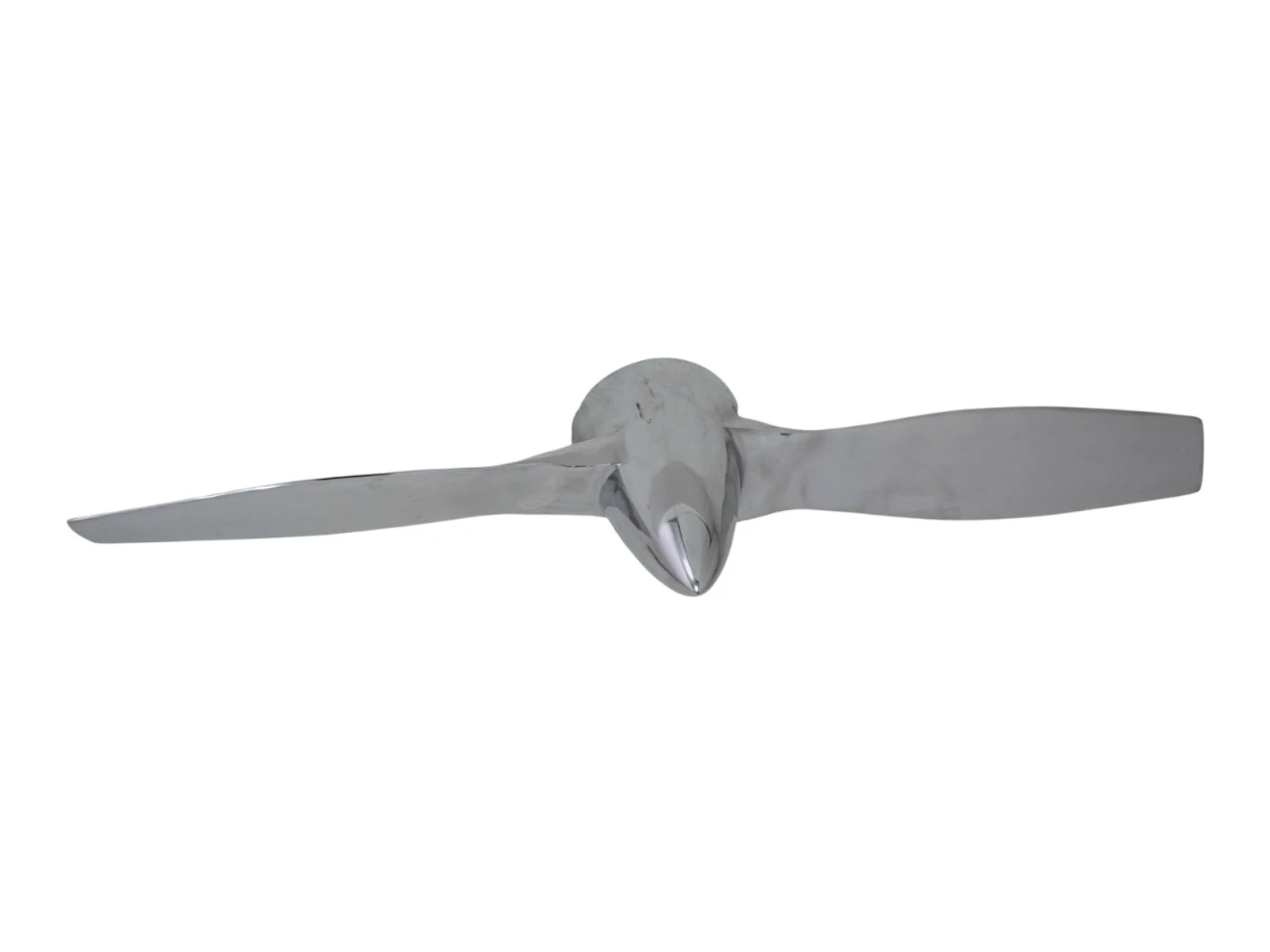 Freisteller-Frontansicht: silberfarbener Wanddeko Propeller Charlie (62×12×11 cm) als detailreiches Produktfoto