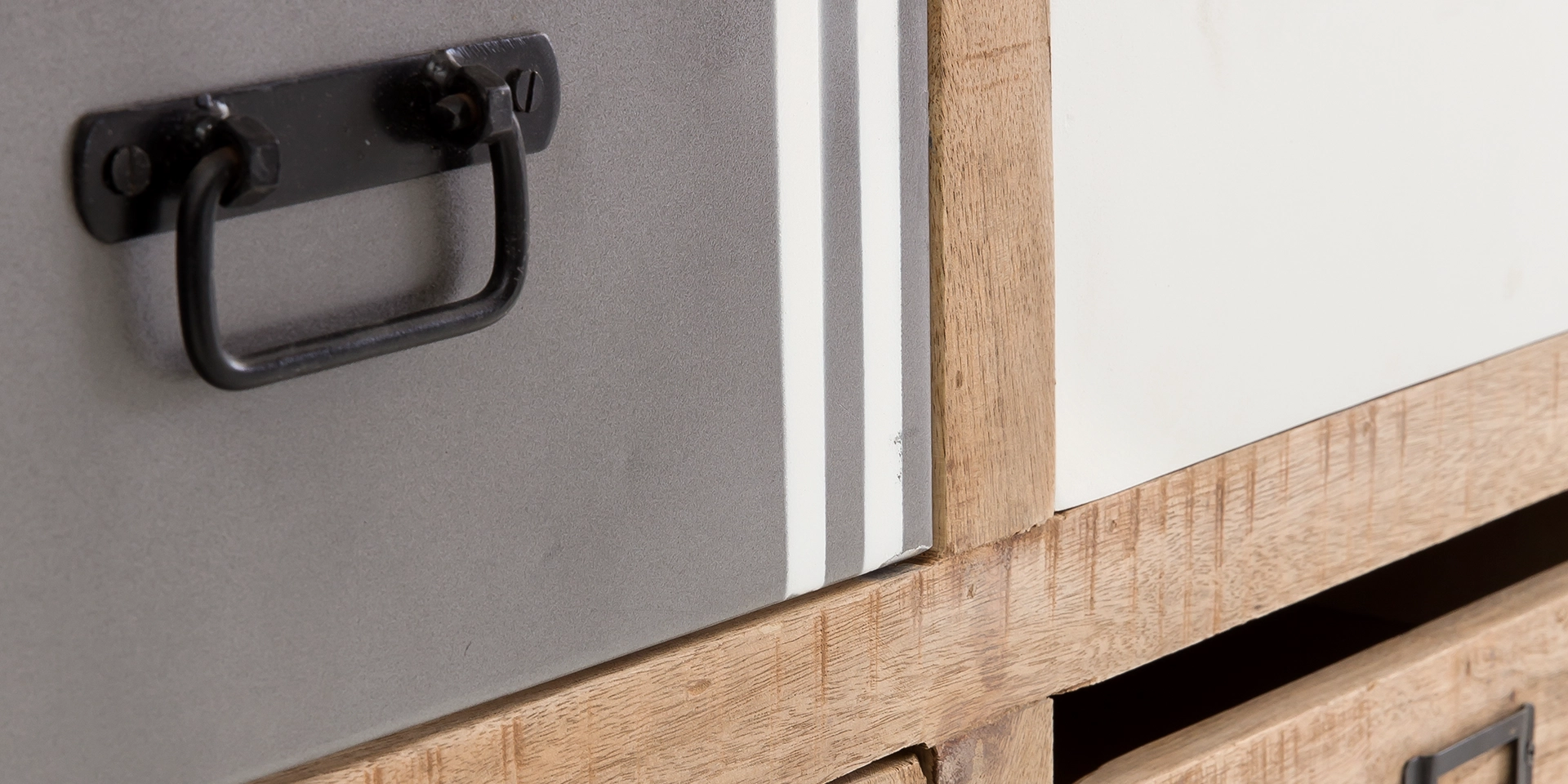 Pune-Detail: warme Eichenholz-Maserung, geölte Oberfläche und präzise Kante, natürliche Textur, hochwertige Verarbeitung.