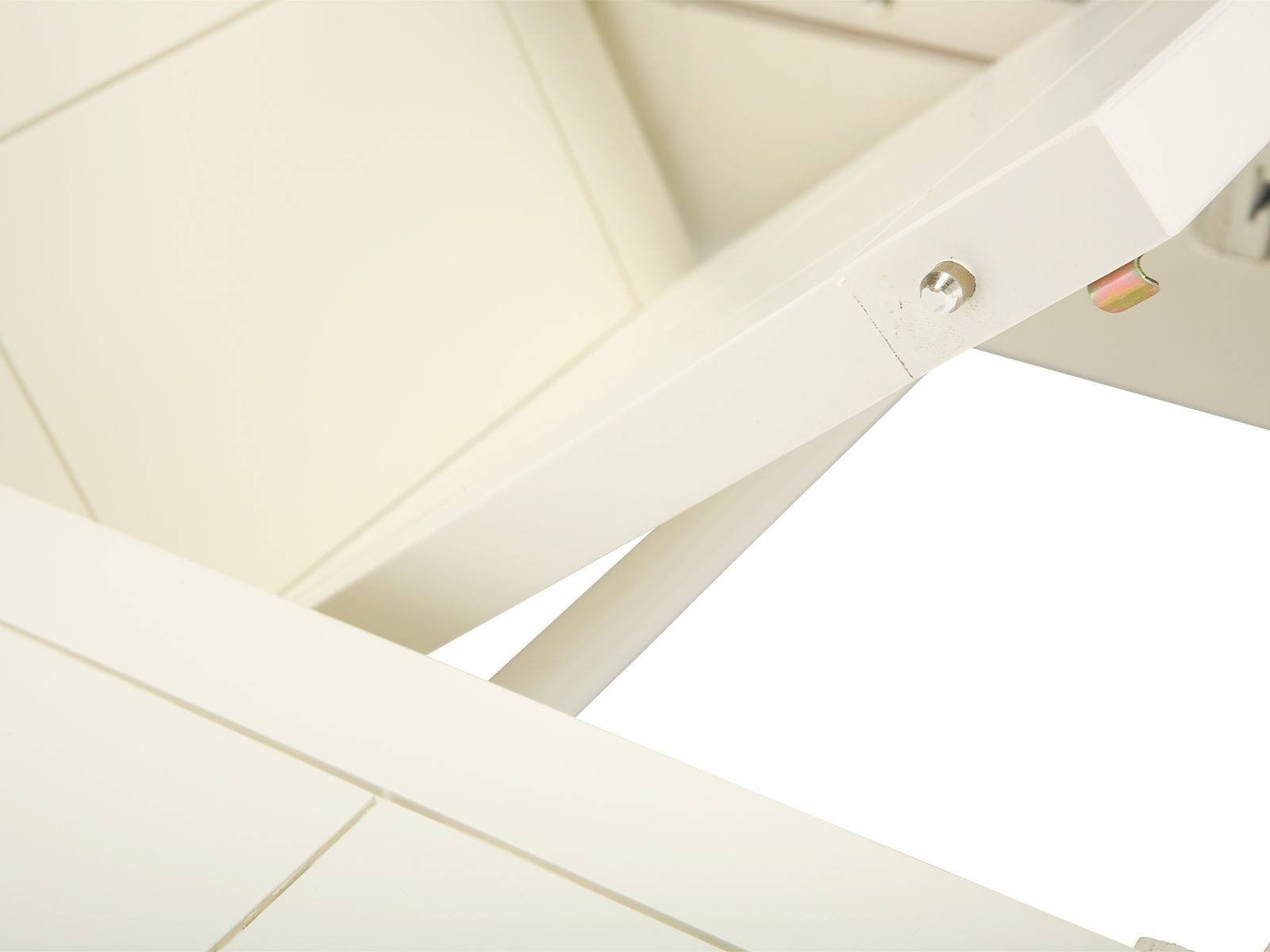 Moderner massiver Kulissentisch aus Holz, ausgezogen als Esstisch in heller Wohnraumatmosphäre