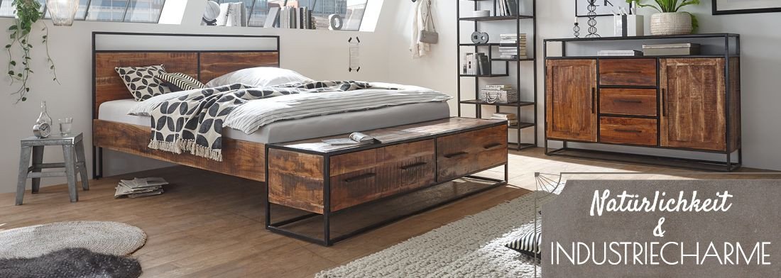 Industrie-Wohnstil: rustikaler Holz-Metall-Esstisch mit Stühlen in loftiger Umgebung, warme Holz- und schwarze Metalltöne