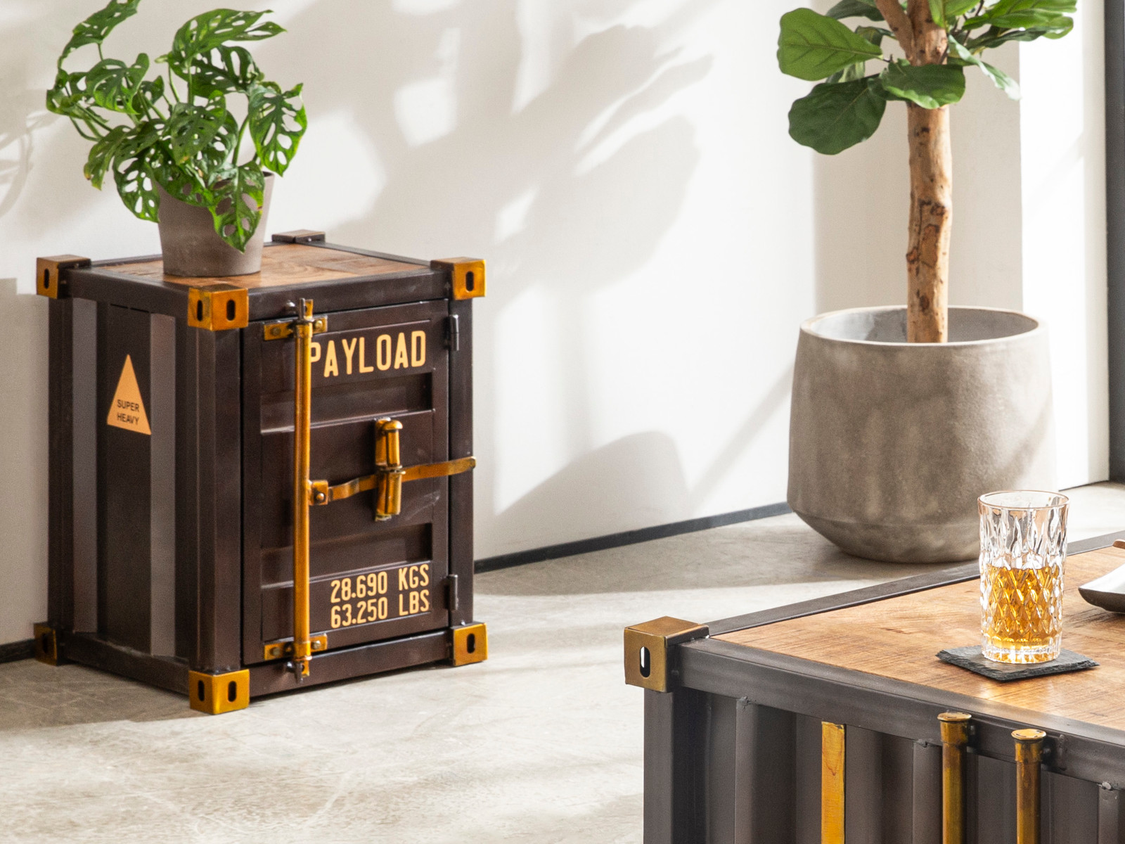 Ambiente Beistelltisch Cargon, 45°-Ansicht Cargo-Container-Design aus lackiertem Metall & Mangoholz, 41×56×41 cm, braun 1 Tür rechts