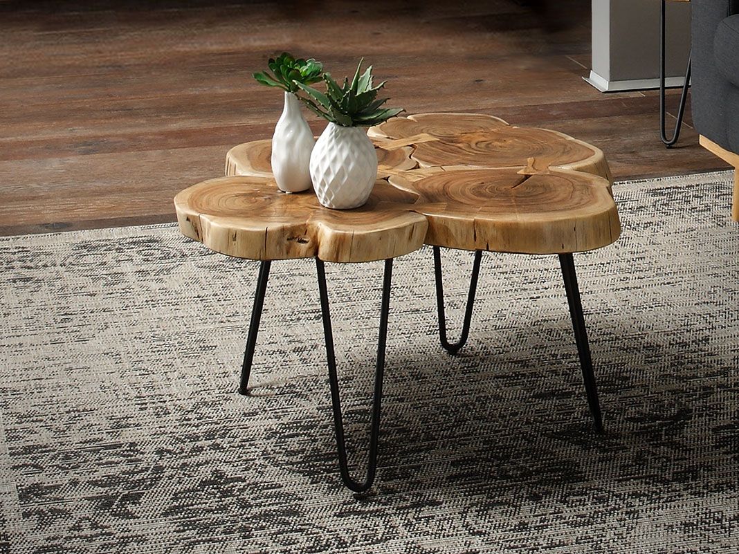 Baumkantentisch Beistelltisch aus Massivholz mit sichtbarer Naturkante und warmer Holzmaserung, minimalistisches Design für Wohnbereich.
