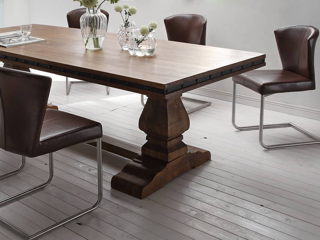 Rustikaler Klostertisch aus Massivholz mit sichtbarer Maserung und robusten Tischbeinen, langer Esstisch in warmem Naturton