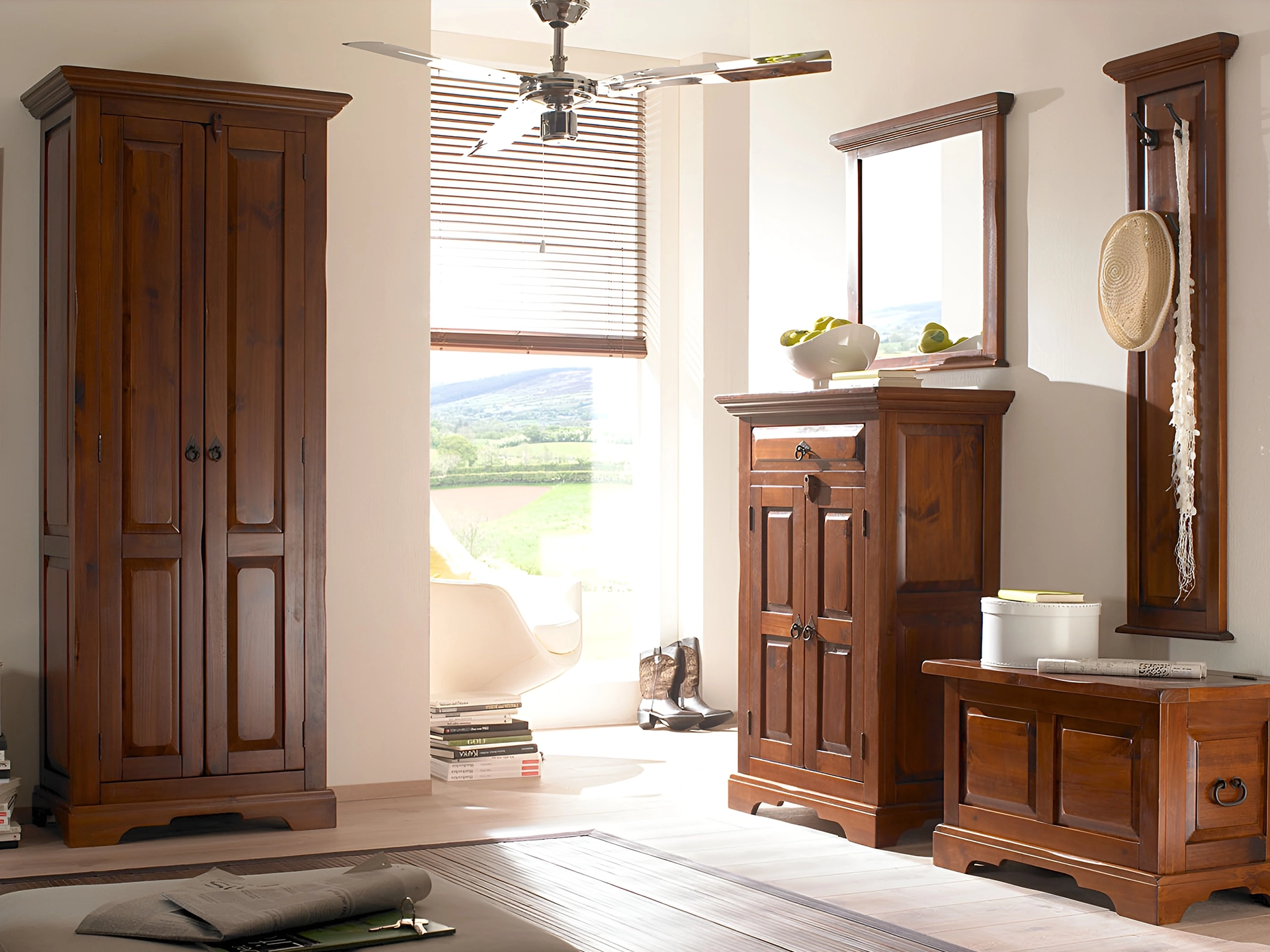 Ambientes Foto des Catana-Holzmöbels aus Naturholz in hellem Wohnraum mit modern-minimalistischer Optik und warmer, natürlicher Farbgebung