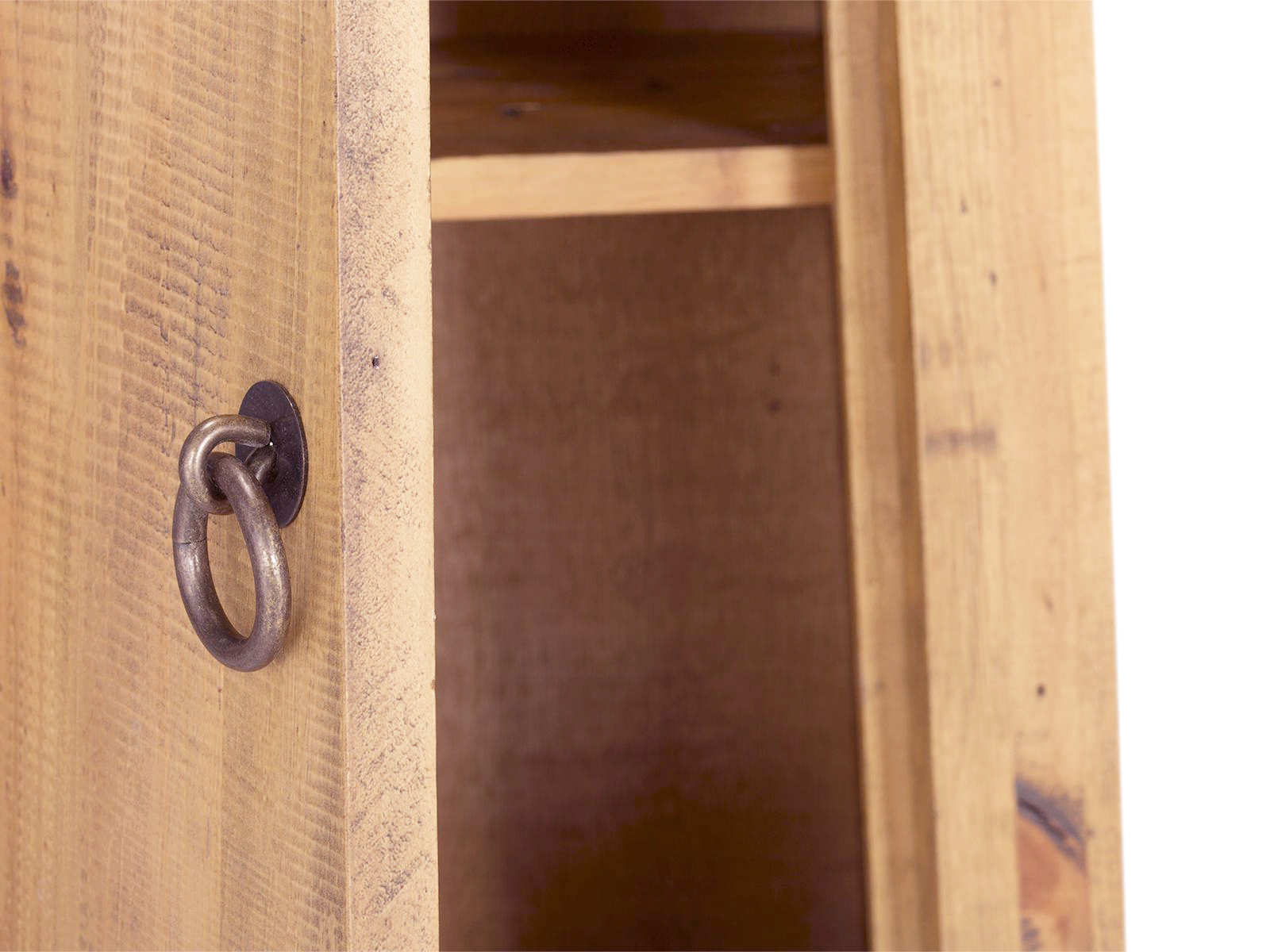 Hängeschrank Rangun aus brauner, lackierter rec. Pinie, Frontansicht geöffnet mit Ringgriff, 1 Tür links, Maße 42×70×22 cm