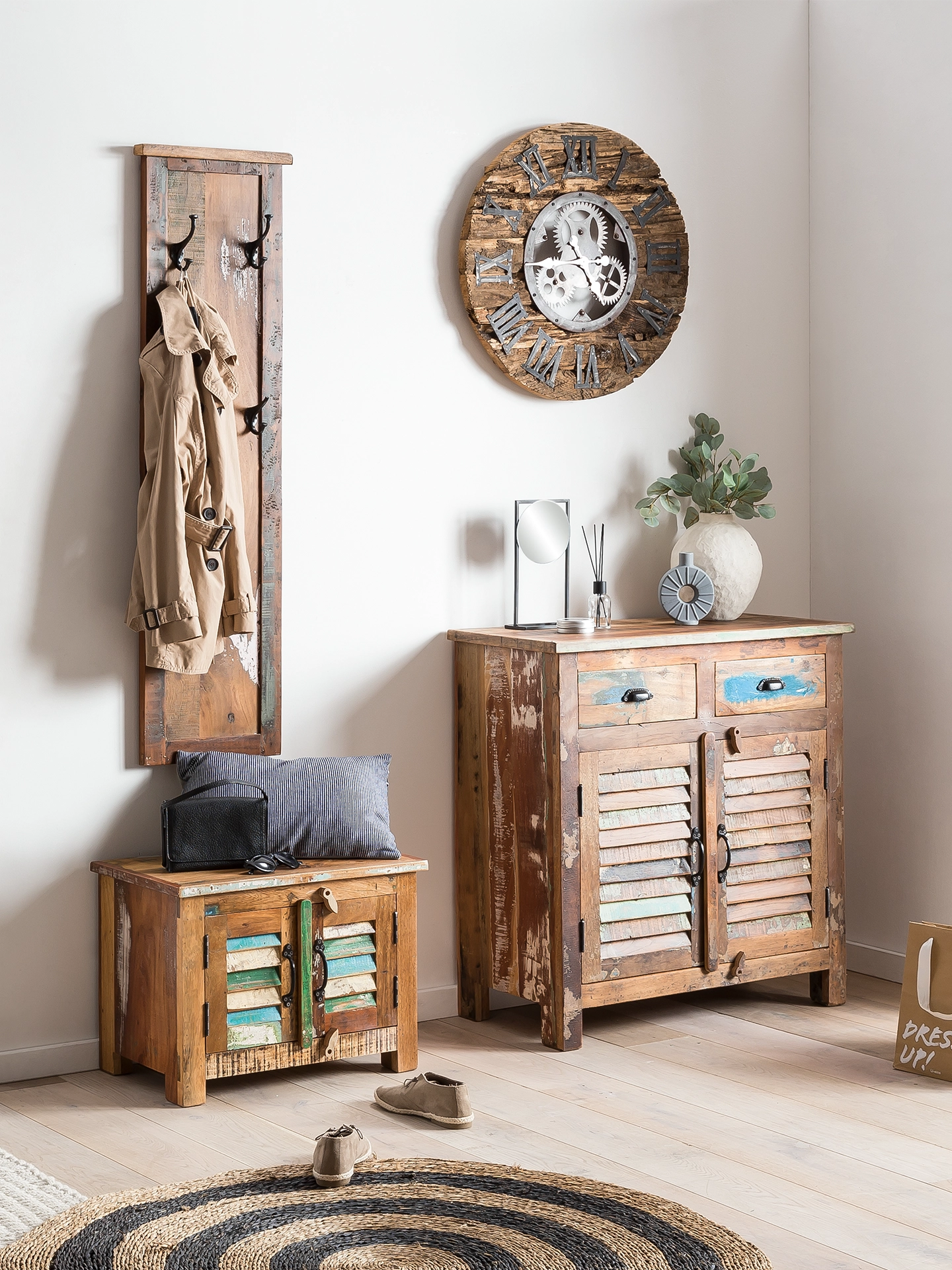 Hoher Wakefield Holzschrank in gemütlichem Wohnambiente, naturfarbene Oberfläche und schlichte, moderne Optik