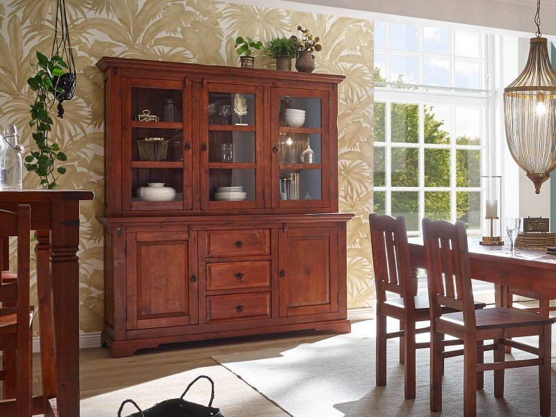 Rustikales Küchenbuffet aus Massivholz im Landhausstil mit Schubladen und Türen, warme Holztöne, dekoriert in gemütlicher Küche.