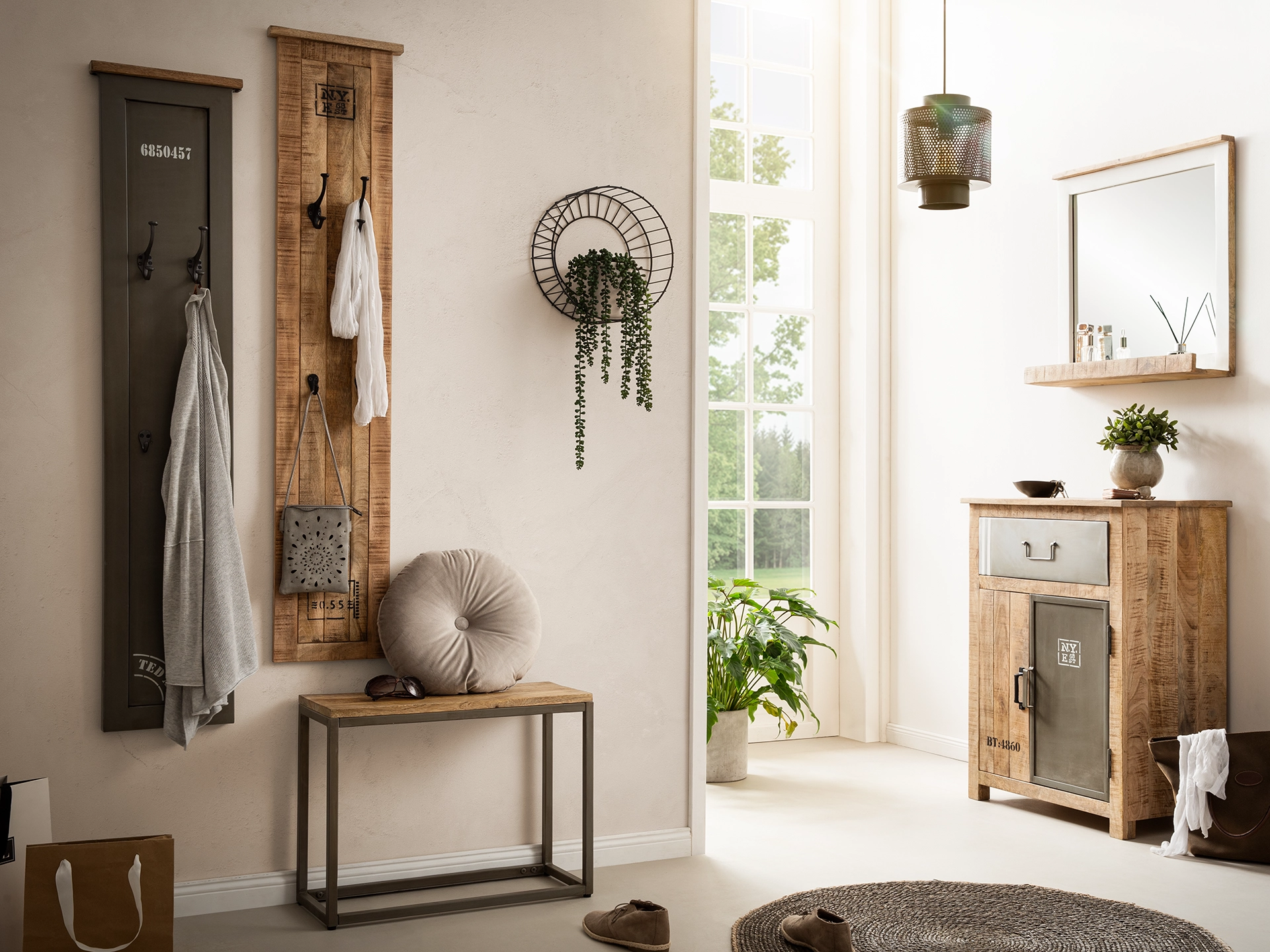 Ambienteaufnahme des Massivholzmöbels Pune in warmer Holzoptik, modernes skandinavisches Design, neutraler Wohnraum mit dezenten Dekorationen und natürlicher, ruhiger Stimmung