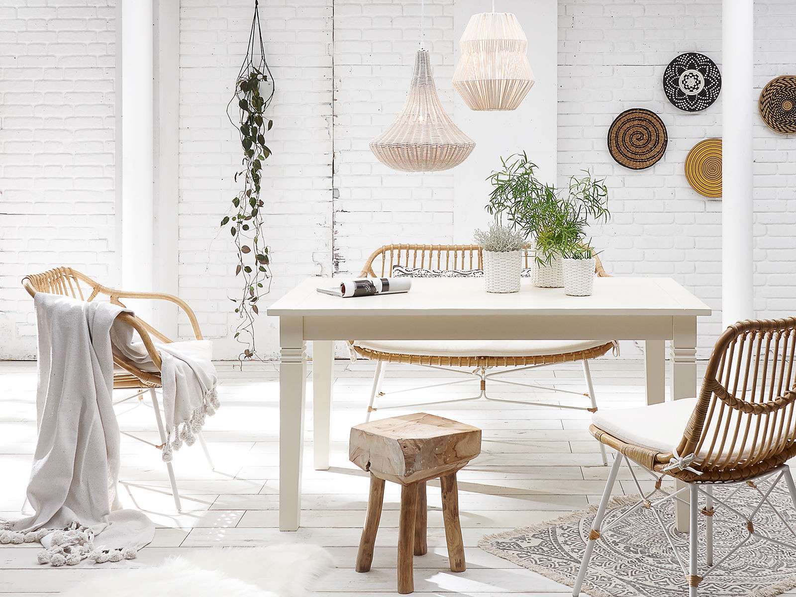 Kulissentisch aus Holz im Wohnambiente, moderner Esstisch mit klarer Linienführung, natürliche Holzoptik