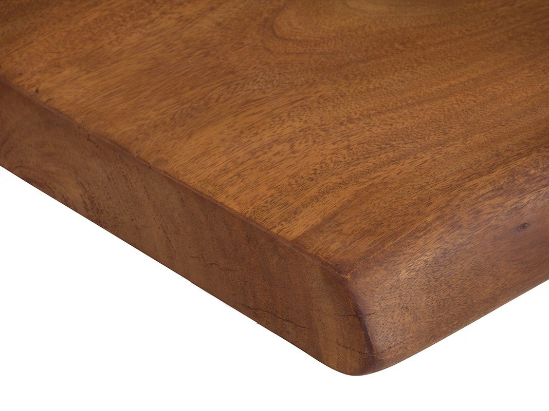 Detailaufnahme einer Vollholz-Massivholz-Kante mit sichtbarer Holzmaserung und geölter, warmer Oberfläche – für Möbel- und Tischplattenratgeber.