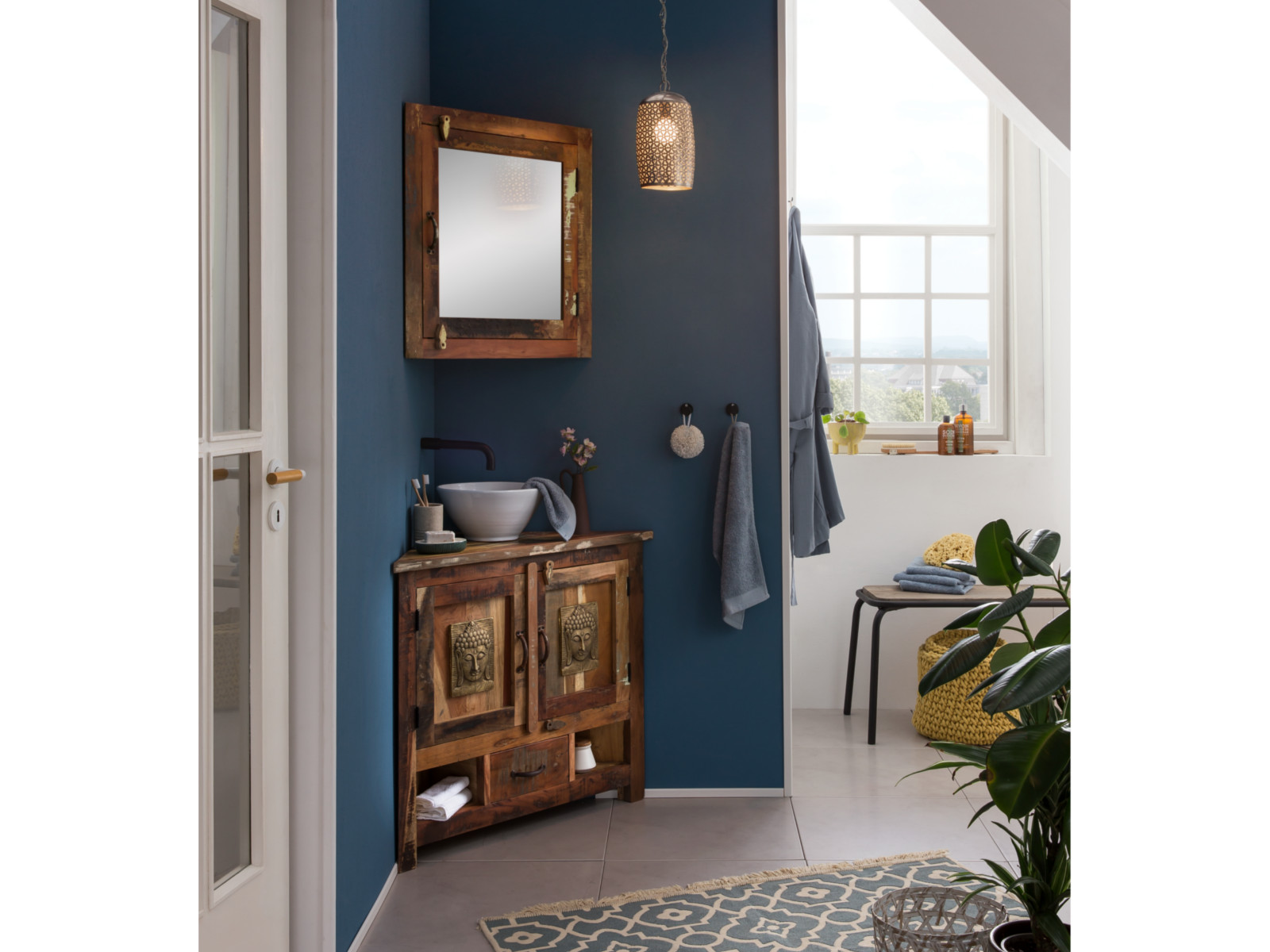 Wohnbeispiel: Eckspiegelschrank Sumana aus recyceltem Hartholz (65×65×30 cm, braun lackiert) mit 1 Tür rechts, 45°-Ansicht