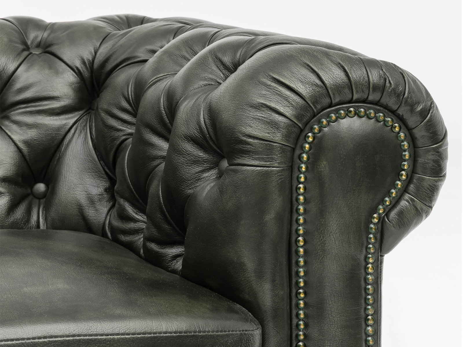 Detailansicht Freisteller: Grünes Chesterfield Sofa Garnitur antik Echtleder-Armlehne mit Knopfheftung und Nietenbesatz