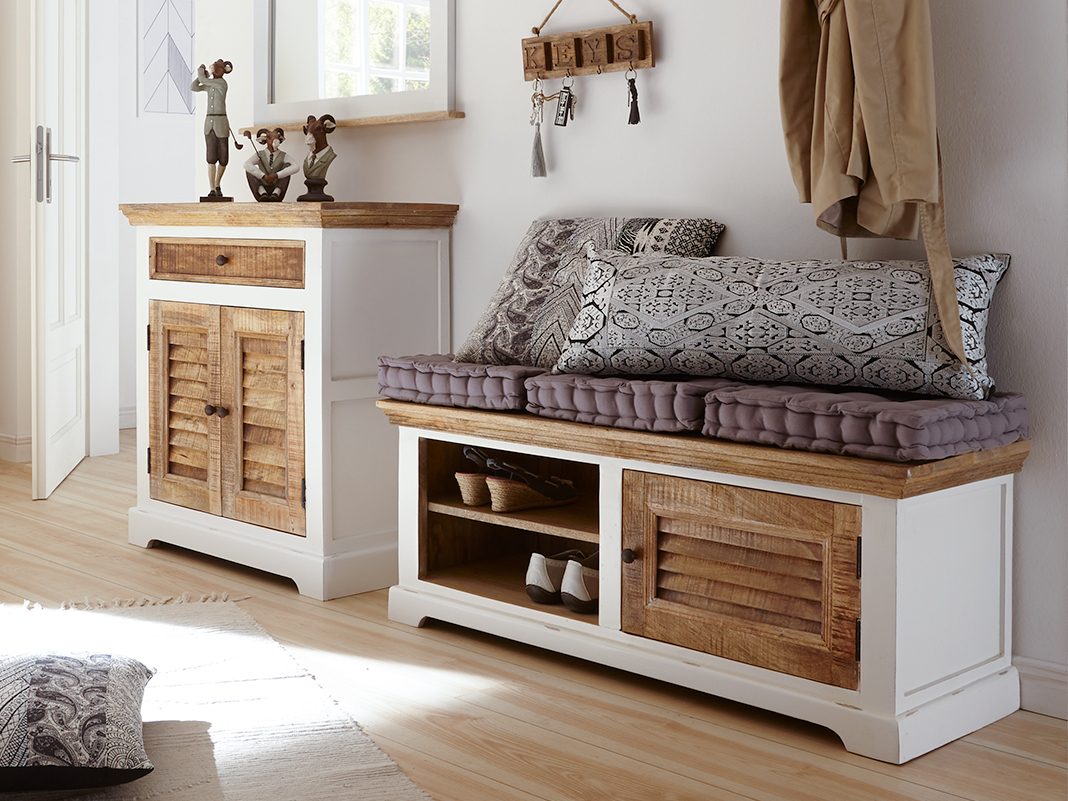 Helle Holz-Schuhbank mit grauem Sitzpolster und offenem Ablagefach, kompakte Garderobenbank für Flur und Eingangsbereich
