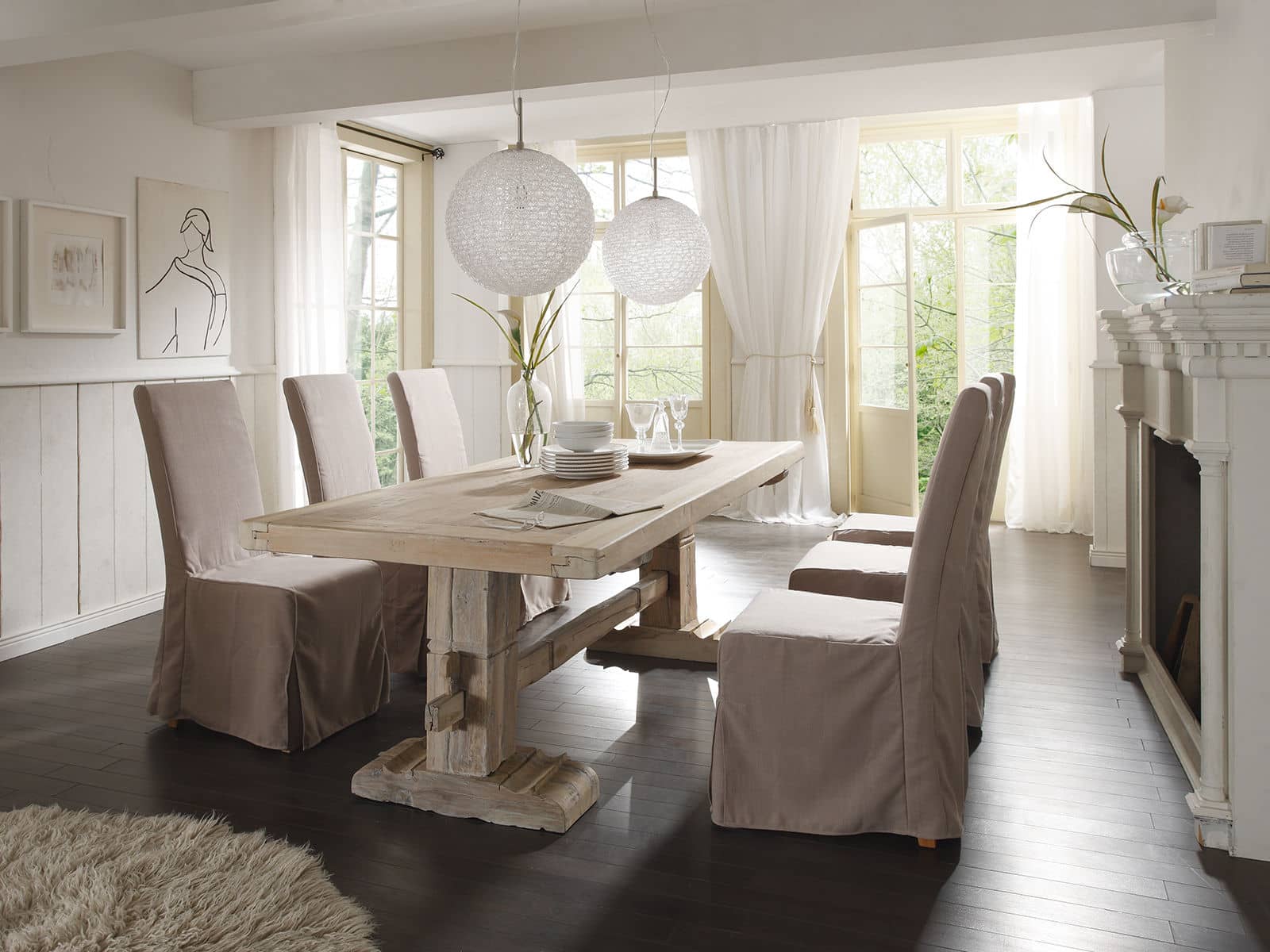 Klostertisch aus Massivholz im Landhausstil in rustikalem Esszimmer, warme Holztöne, handwerkliche Details und zeitlose Optik