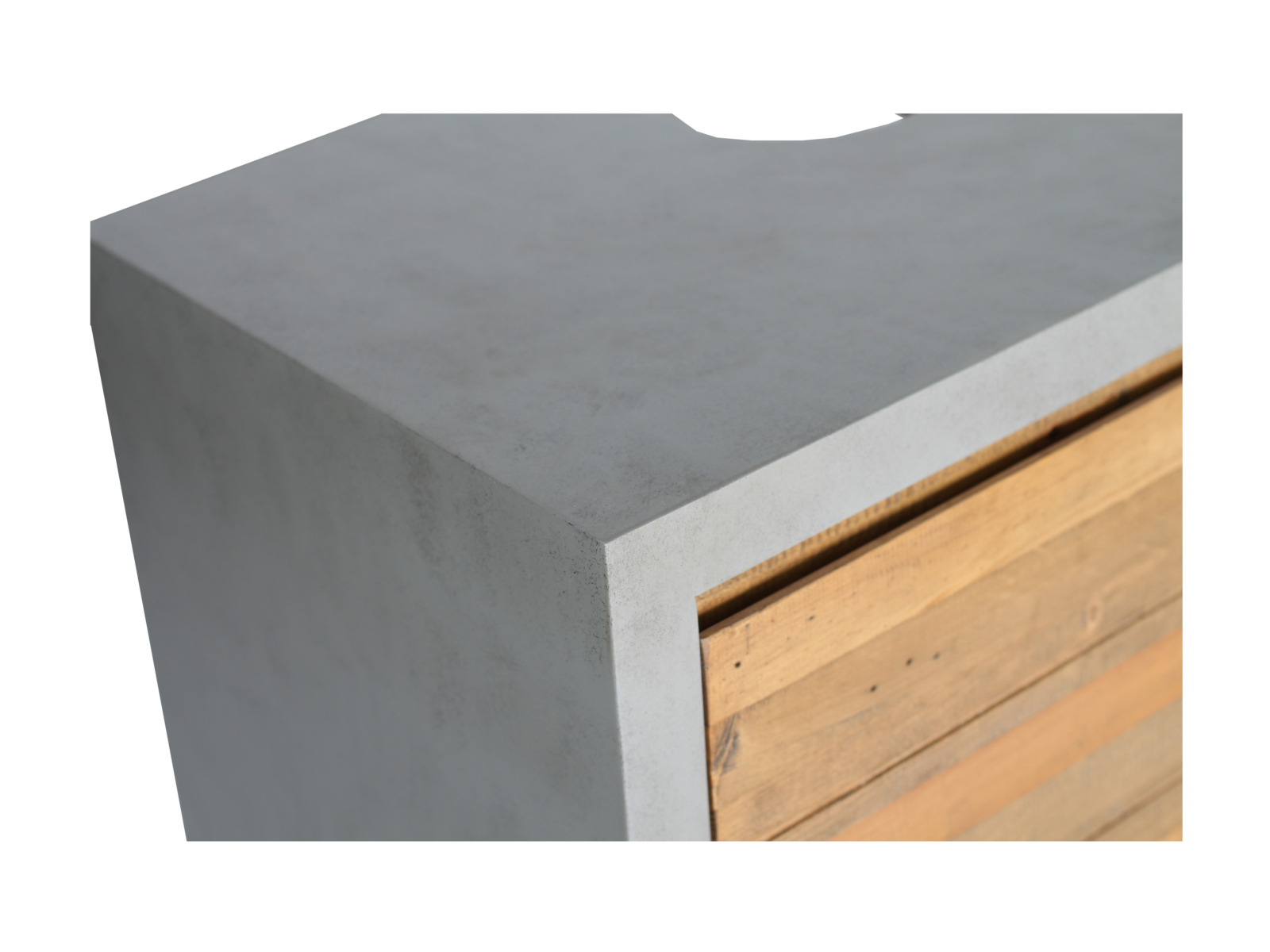 Freisteller 45°-Ansicht Waschbeckenunterschrank Burnham – grau lackierter MDF-Rahmen, recycelte Pinienholz-Lamellentüren.