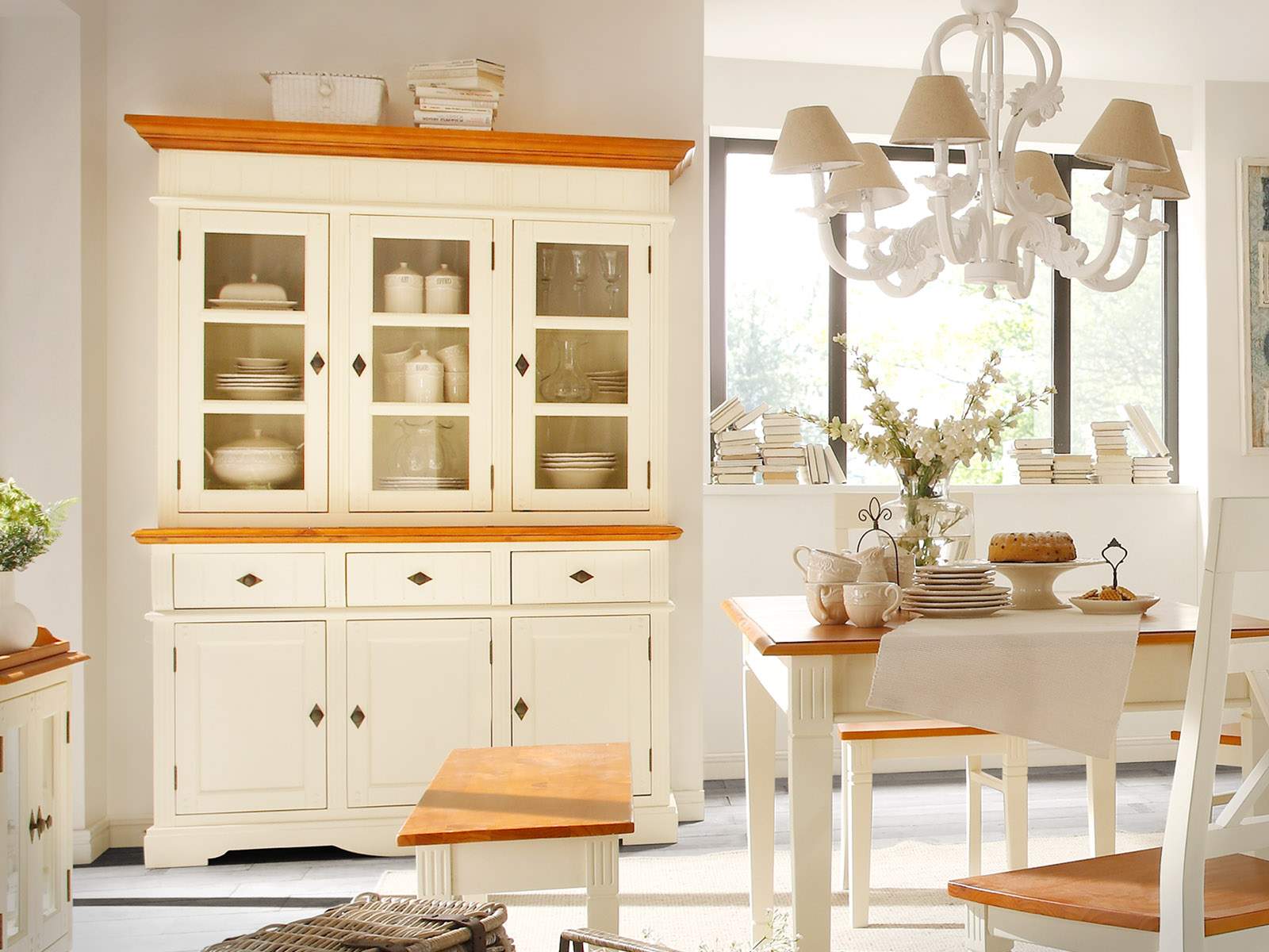 Küchenbuffet im Landhausstil mit Schubladen und Glastüren, dekorativ mit Geschirr und Pflanzen für rustikales Küchenambiente