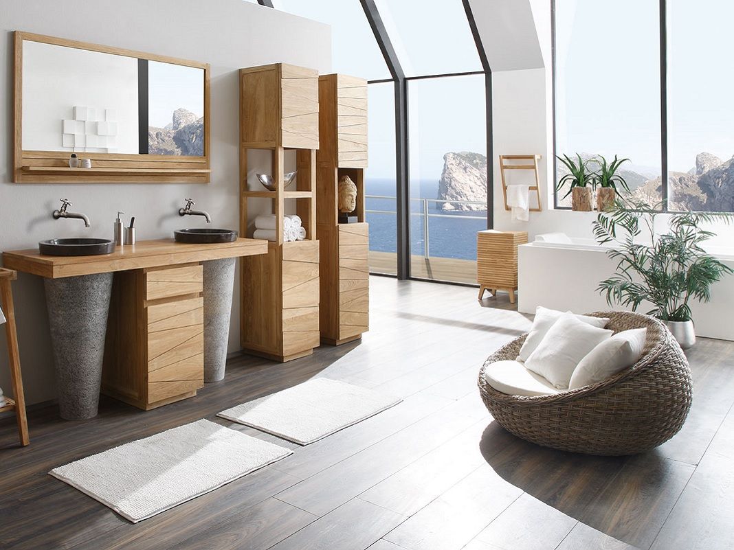 Geflechtsessel aus Rattan mit Holzgestell in hellem, naturbelassenem Wohnambiente – moderner, gemütlicher Stil