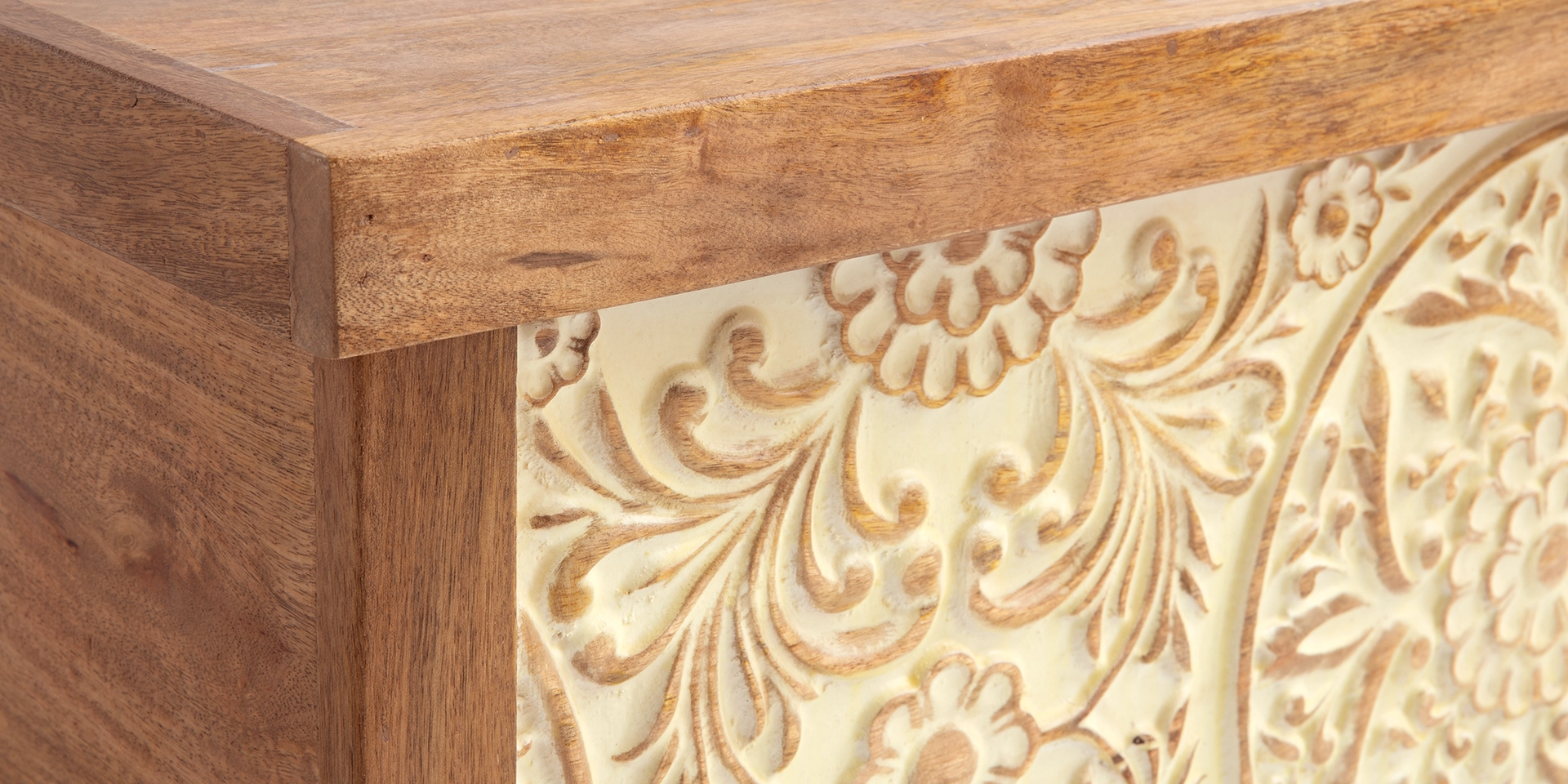 Detailaufnahme der Holzmaserung und Kante des Delhi-Tisches, warme Naturholzfarbe, geölte Oberfläche und handbearbeitete Struktur