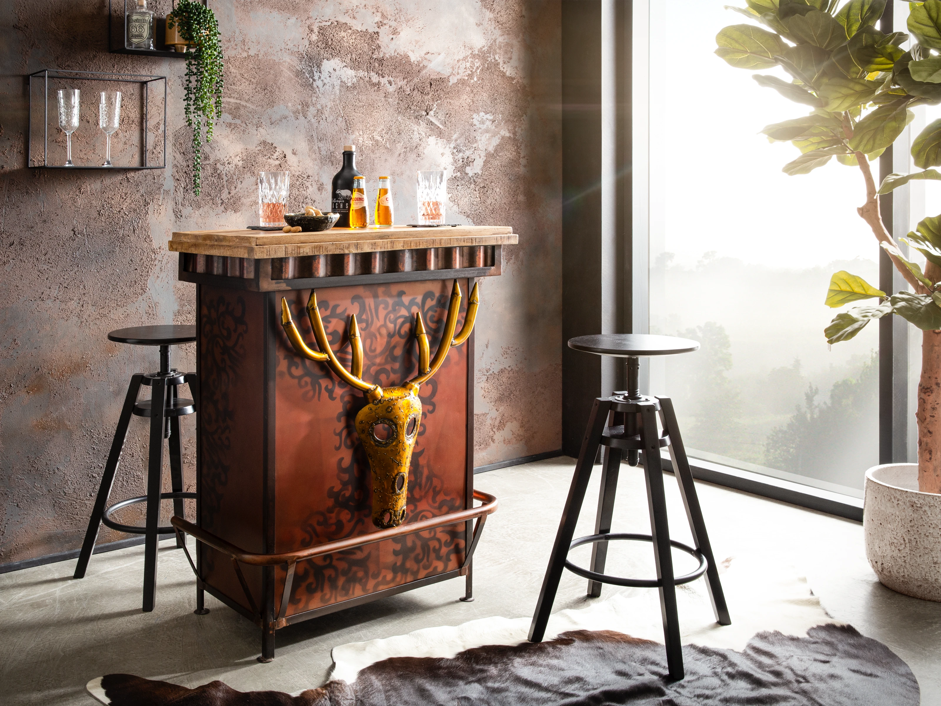 45°-Ansicht Bartresen Hollowhorn (75×100×42 cm) aus lackiertem Mangoholz-Metall mit 1 Tür, 1 Schublade und Hirschkopf-Dekor