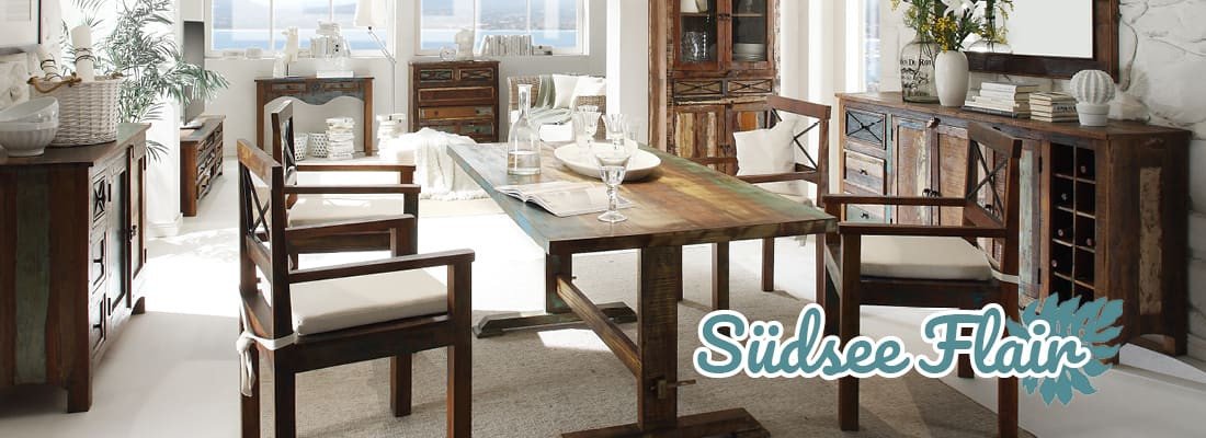 Wohnzimmer im Südsee‑Flair mit Rattan‑Sofa, Holztisch, hellen Textilien und Zimmerpflanzen – tropisch‑natürlich