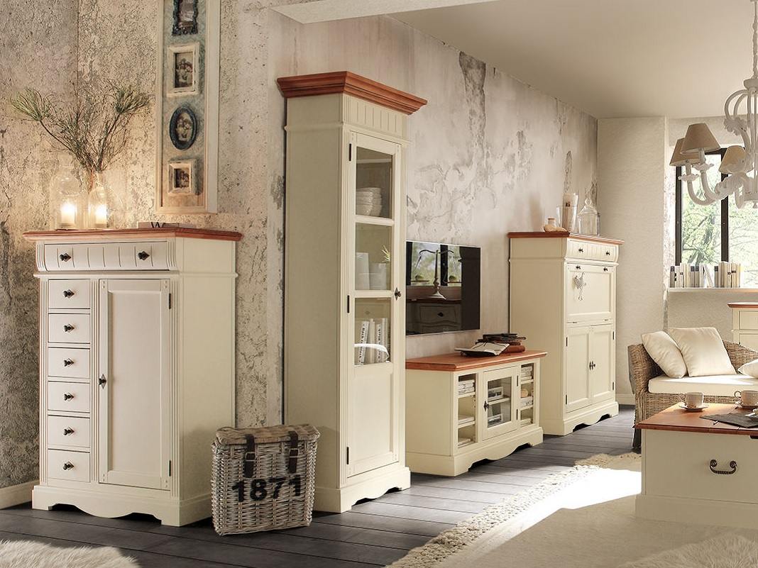 Hohe Holzkommode mit Tür, modernes schlichtes Design in heller Holzoptik, praktischer Stauraum fürs Wohn- oder Schlafzimmer