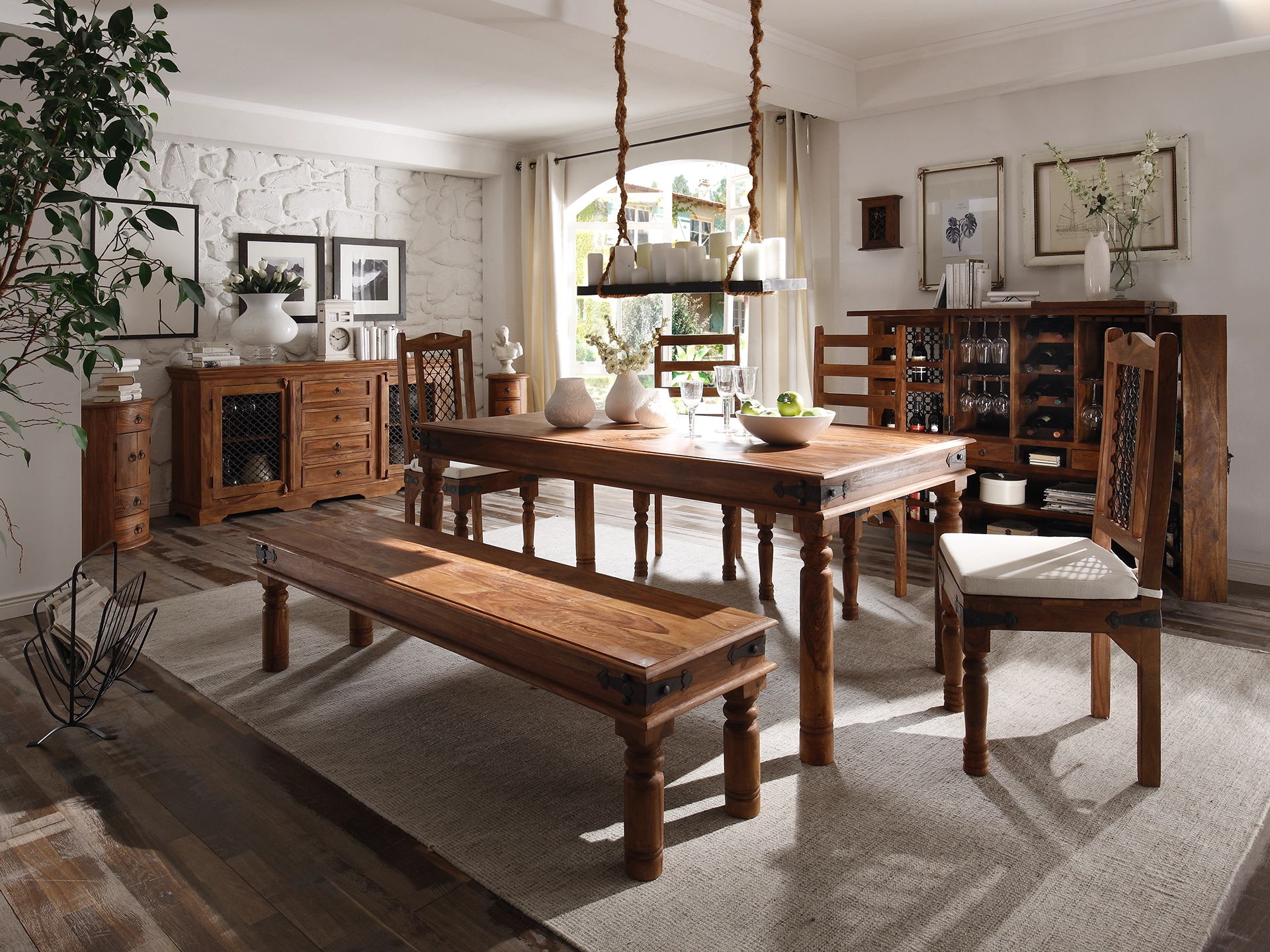 Ambienteaufnahme: Holzmöbel 'Merlin' mit natürlicher Holzmaserung, modern-skandinavisches Design vor hellem Wohnraum