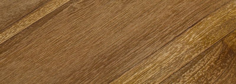 Gebeizte Holzmuster in verschiedenen Farbtönen mit sichtbarer Maserung — Oberflächen für Möbel und Innenausbau