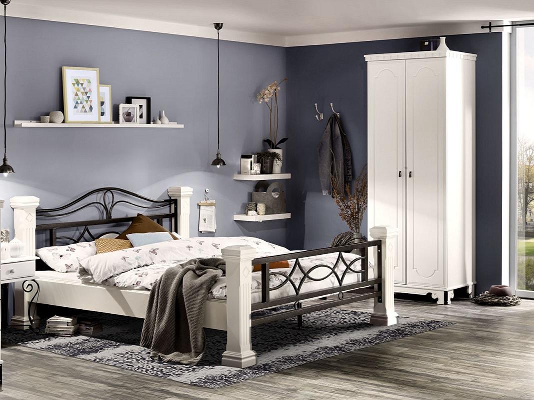 Holz-Wäscheschrank im Schlafzimmer, natürliches Holzfinish, schlankes modernes Design mit Stauraum und warmem Ambiente