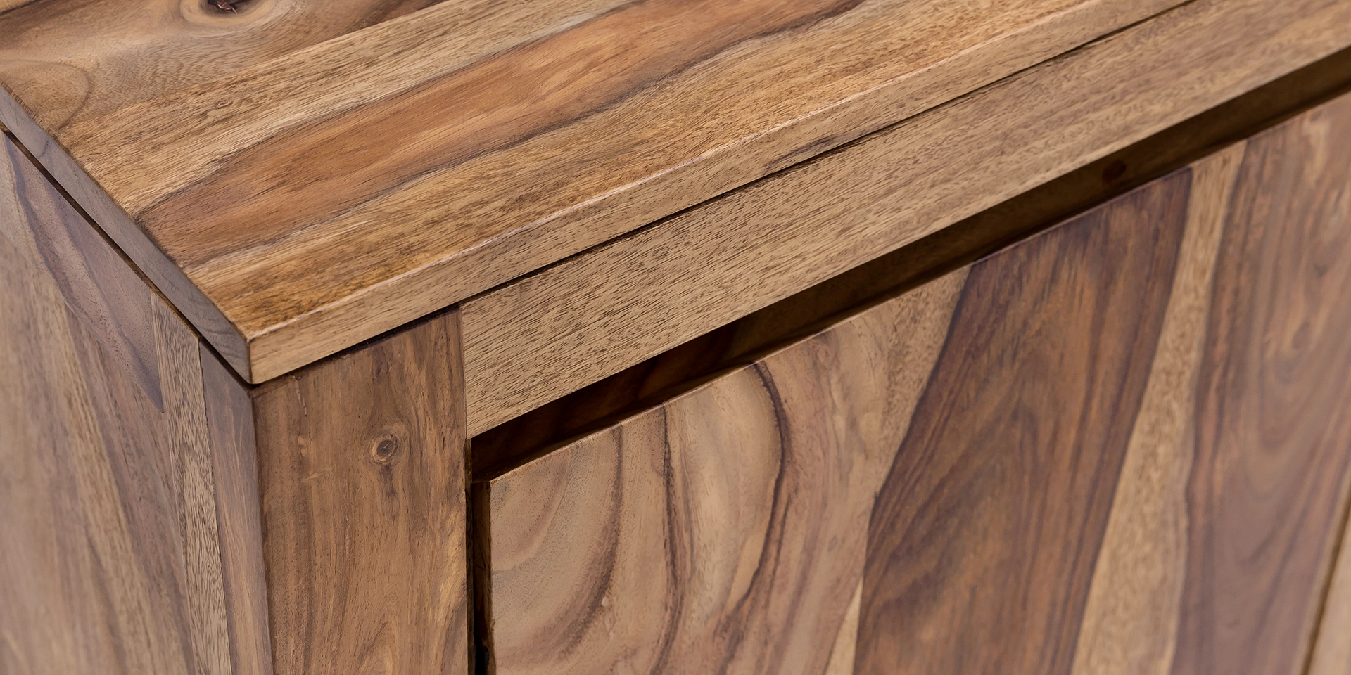 Detailaufnahme des Leeston‑Möbels: warme, geölte Holzoberfläche mit sichtbarer Maserung, feinen Kanten und präziser Verarbeitung in natürlicher Holzfarbe