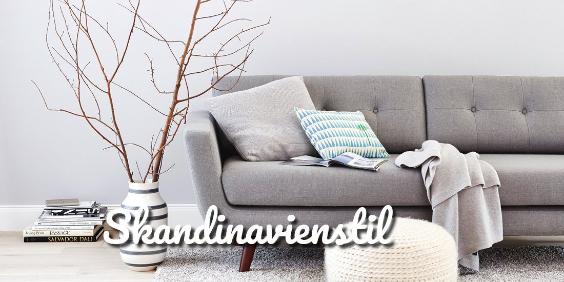 Skandinavischer Wohnstil: helles Wohnzimmer mit Holz, weißem Sofa, Textilien und Pflanze — minimalistisch und natürlich
