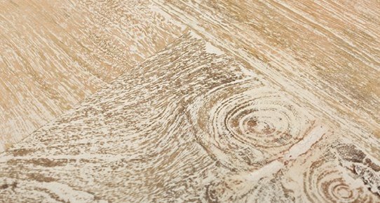 Übersicht patinierter Holzoberflächen: mehrere Musterplatten in verschiedenen warmen, rustikalen Farbtönen mit sichtbarer Holzstruktur und dezent gealterter Optik