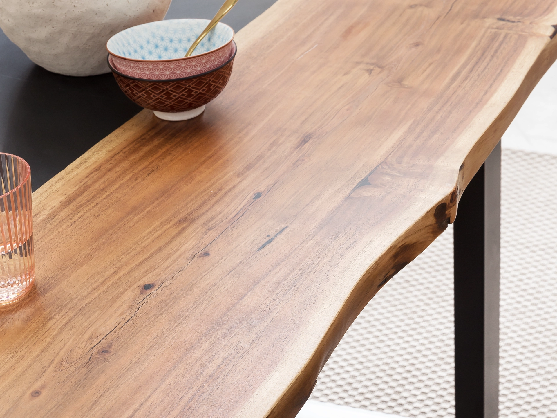 BlackRiver Detailansicht: dunkle Holzoberfläche mit markanter Maserung und feiner Struktur, matte schwarze Tönung.